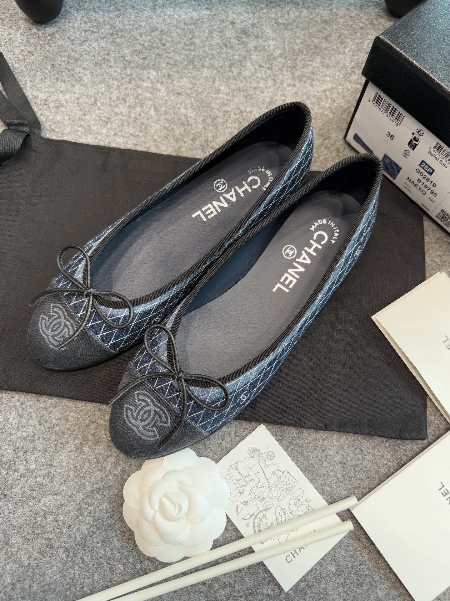 Pair of Chanel blue quilted denim ballet flats with black cap toes and CC logo detail - Hình 6
