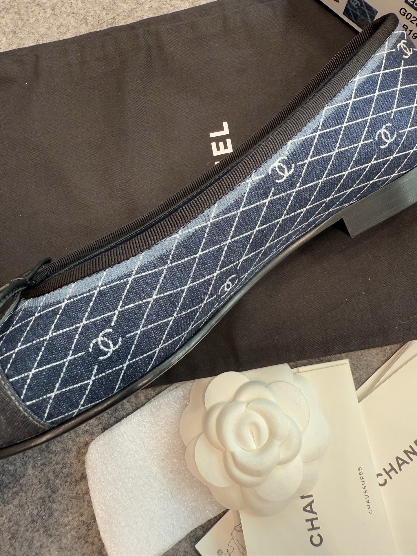 Pair of Chanel blue quilted denim ballet flats with black cap toes and CC logo detail - Hình 5