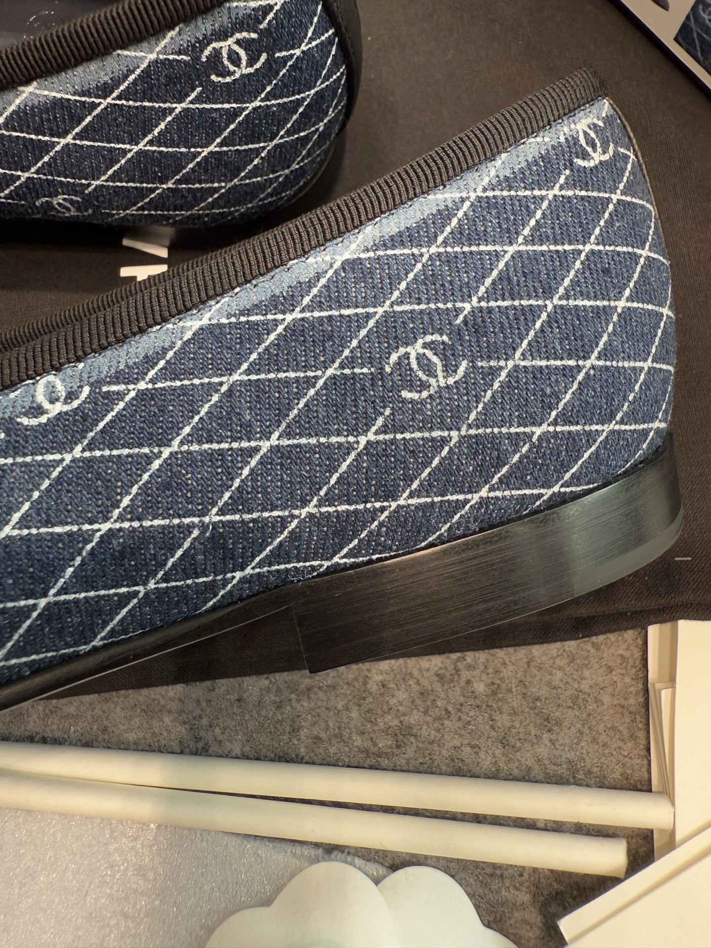 Pair of Chanel blue quilted denim ballet flats with black cap toes and CC logo detail - Hình 4