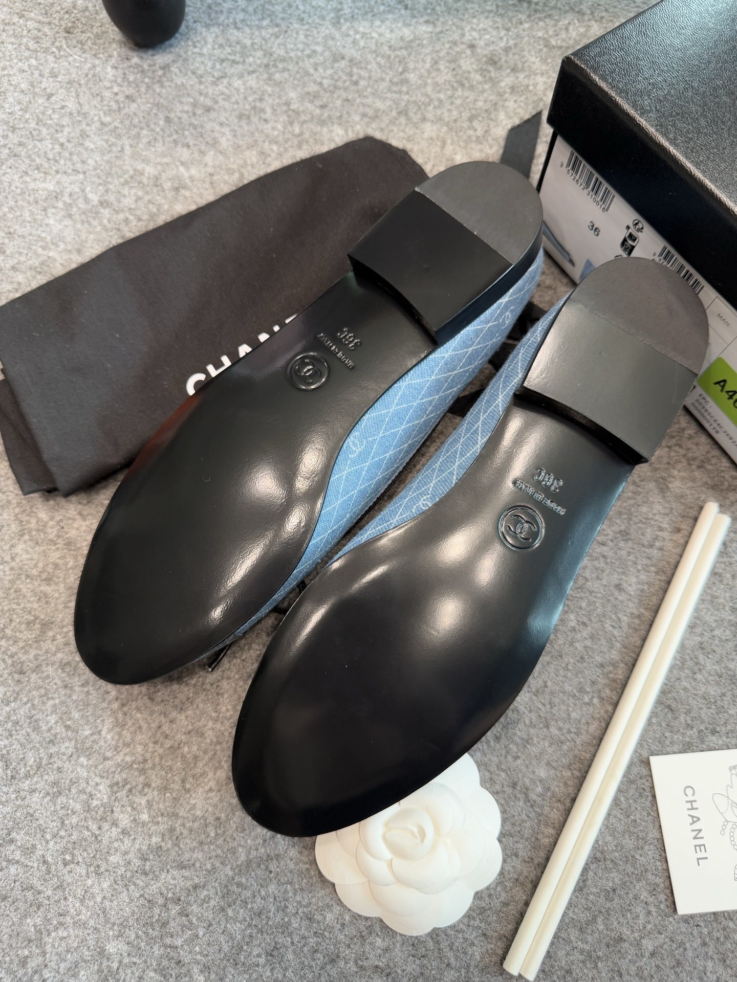 Pair of Chanel blue quilted denim ballet flats with black cap toes and CC logo detail - Hình 3