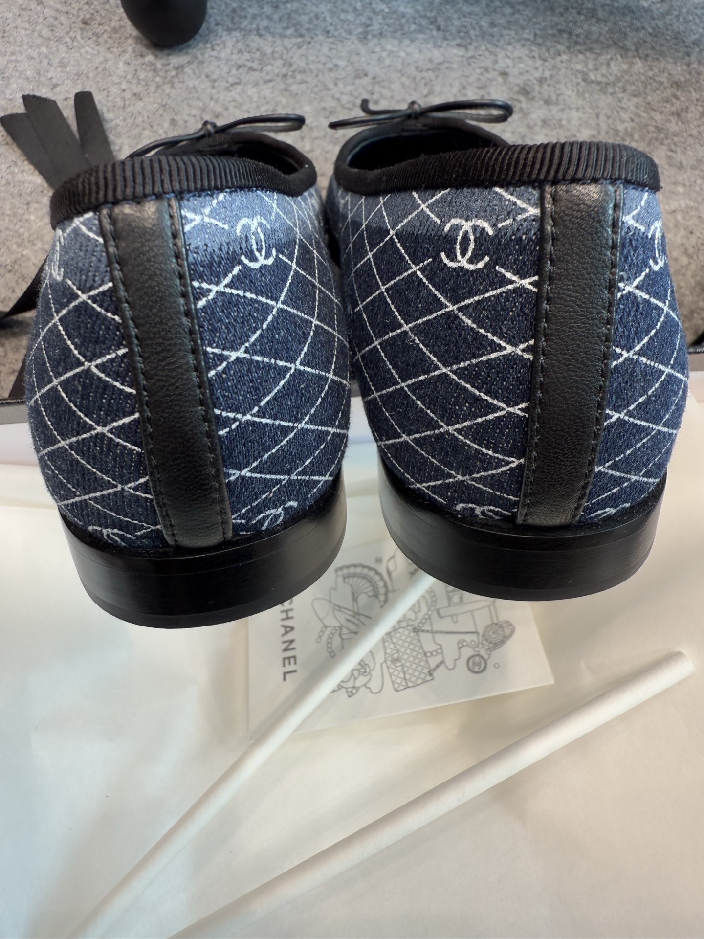Pair of Chanel blue quilted denim ballet flats with black cap toes and CC logo detail - Hình 2