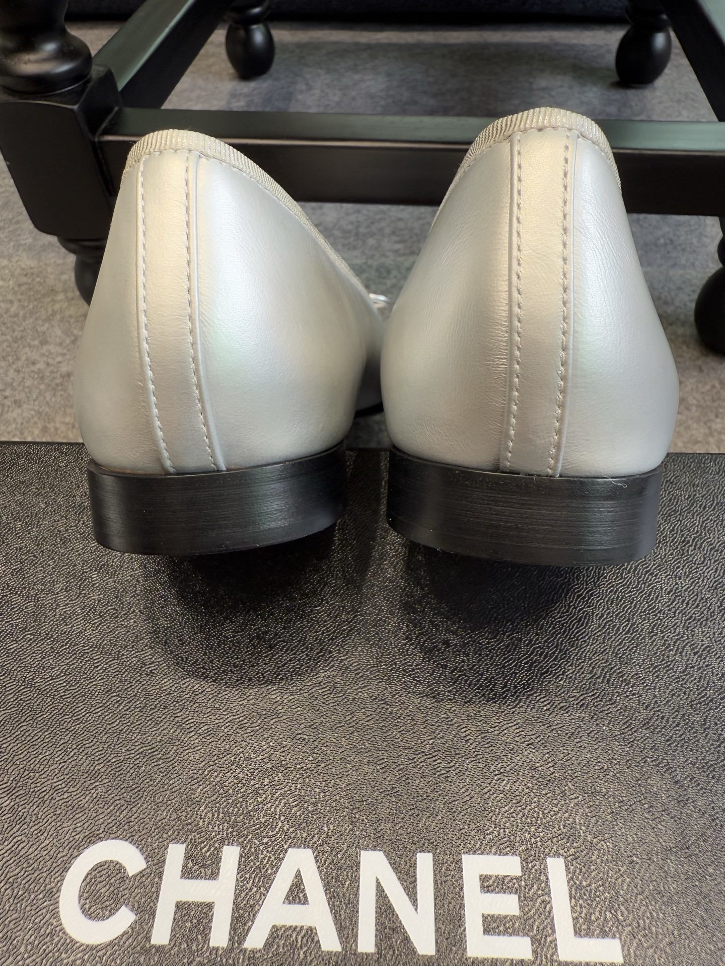 Chanel silver leather ballerina flats with black toe cap and silver bow detail - Hình 11