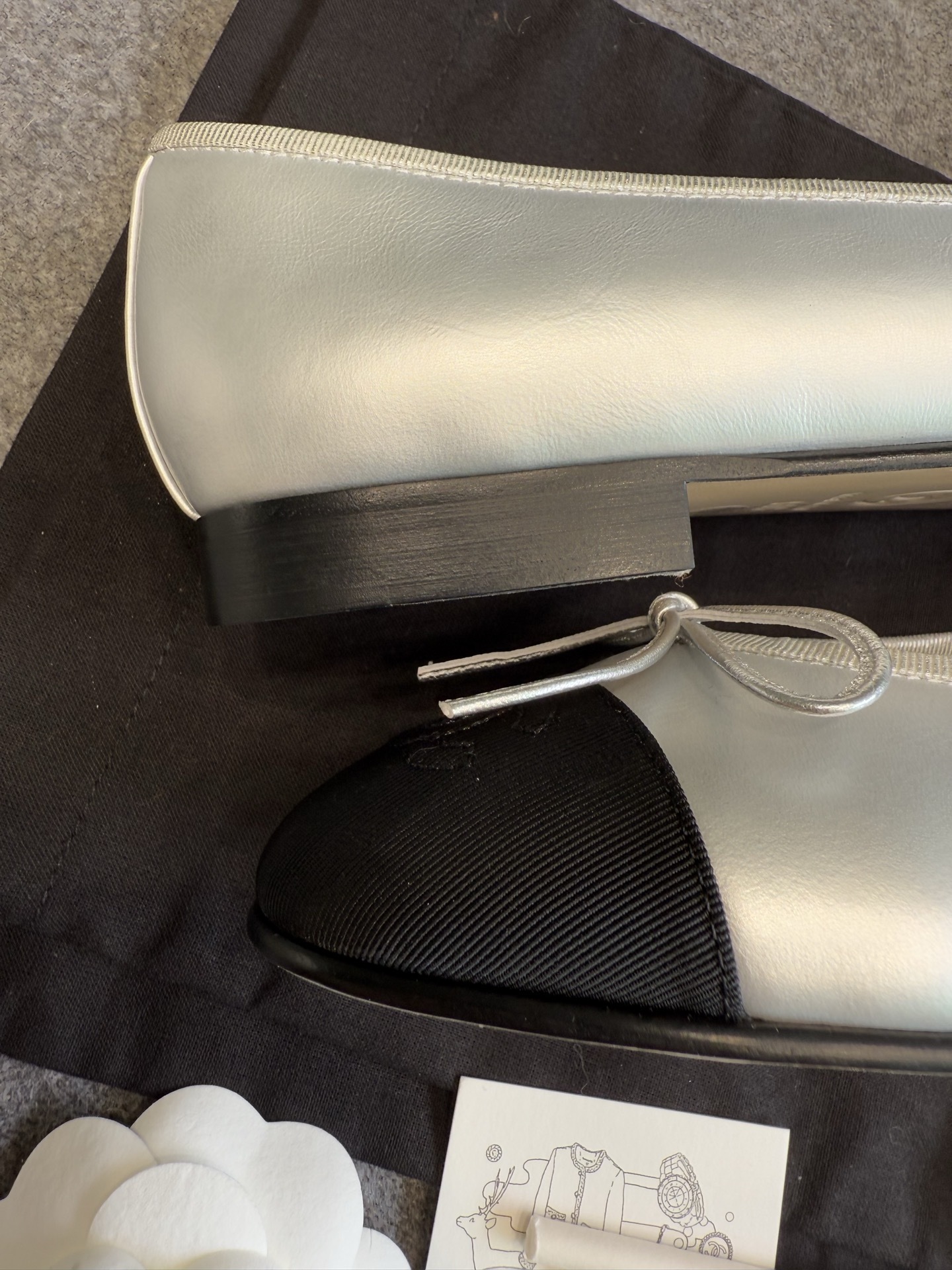 Chanel silver leather ballerina flats with black toe cap and silver bow detail - Hình 9