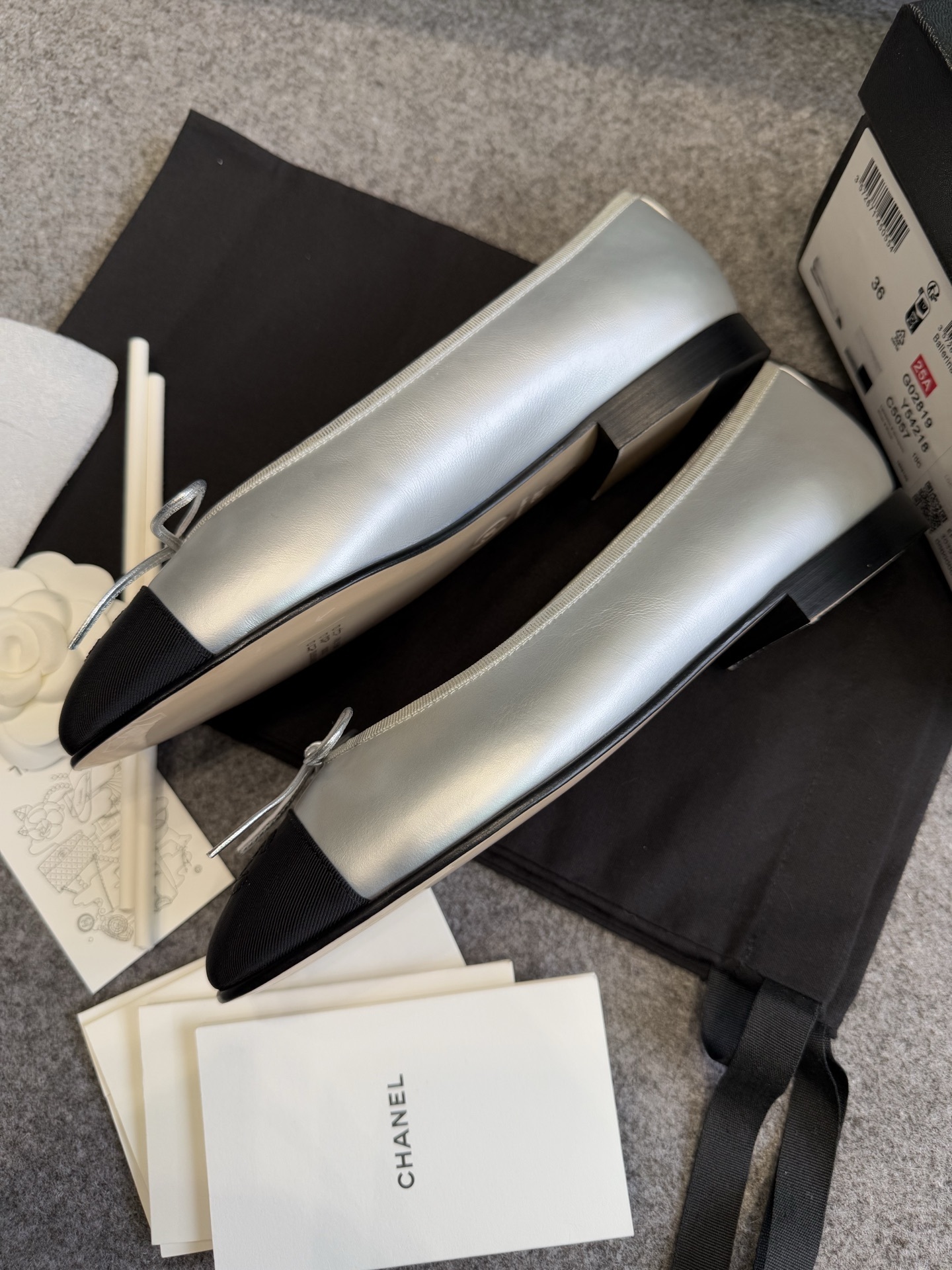 Chanel silver leather ballerina flats with black toe cap and silver bow detail - Hình 8