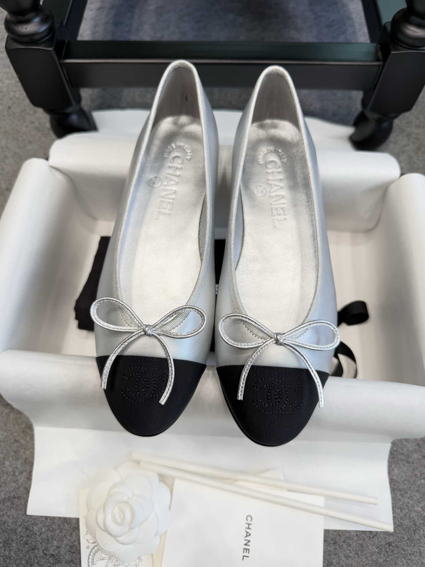 Chanel silver leather ballerina flats with black toe cap and silver bow detail - Hình 6