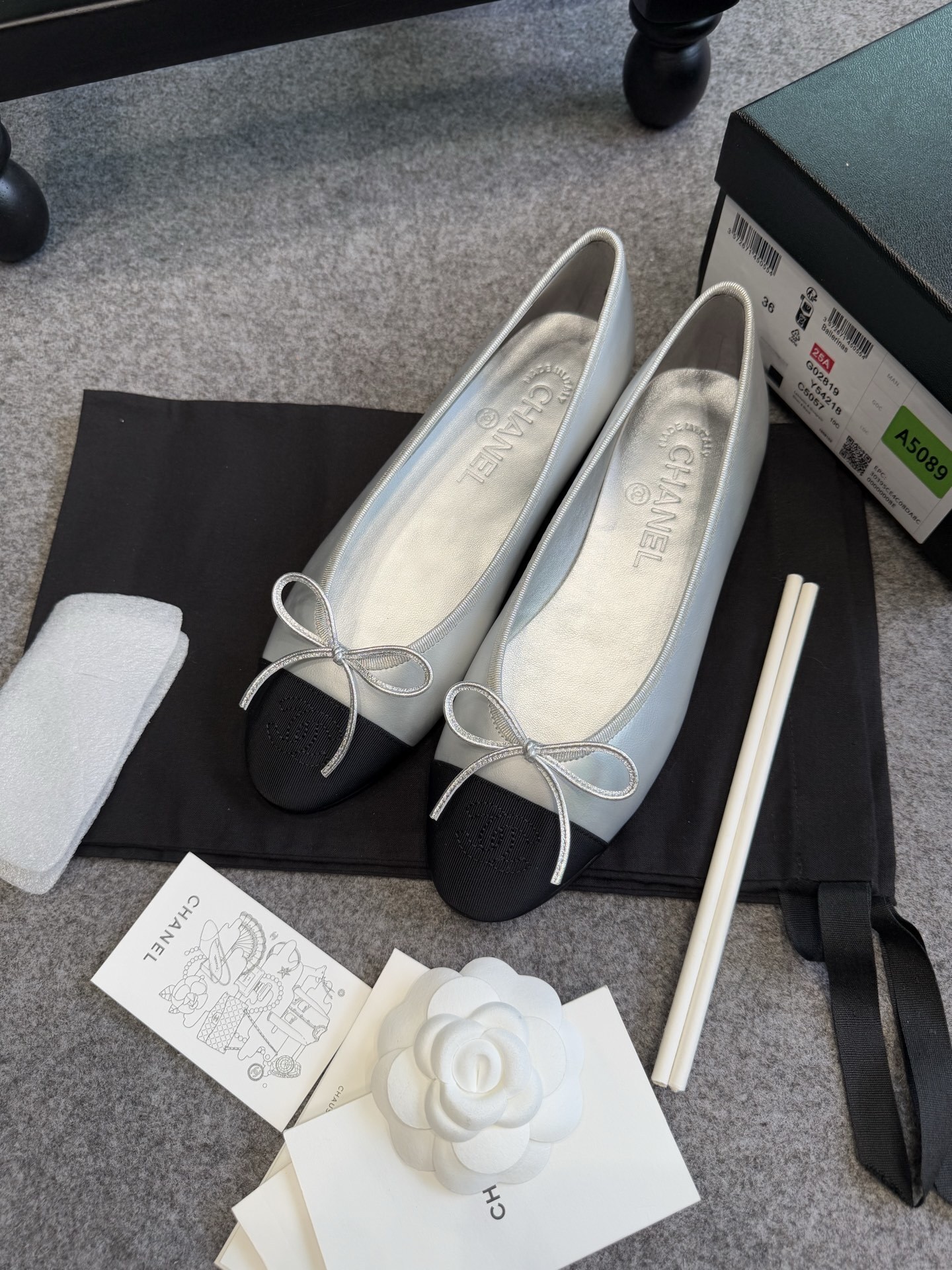 Chanel silver leather ballerina flats with black toe cap and silver bow detail - Hình 5