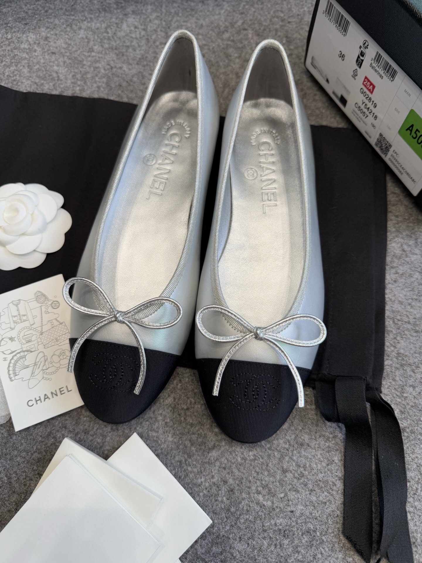 Chanel silver leather ballerina flats with black toe cap and silver bow detail - Hình 4
