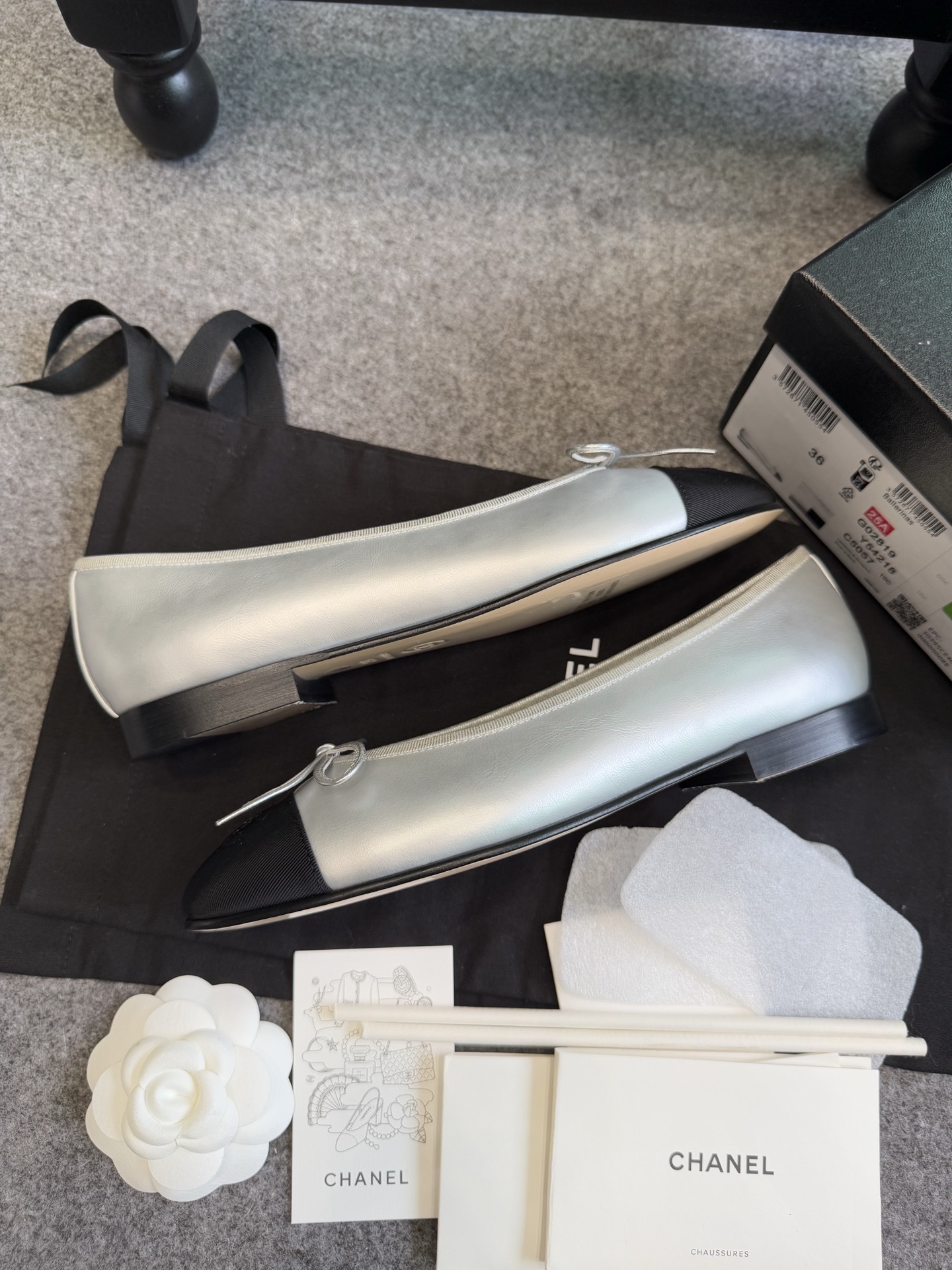 Chanel silver leather ballerina flats with black toe cap and silver bow detail - Hình 3