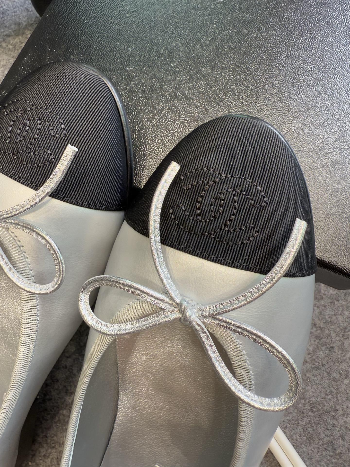 Chanel silver leather ballerina flats with black toe cap and silver bow detail - Hình 2