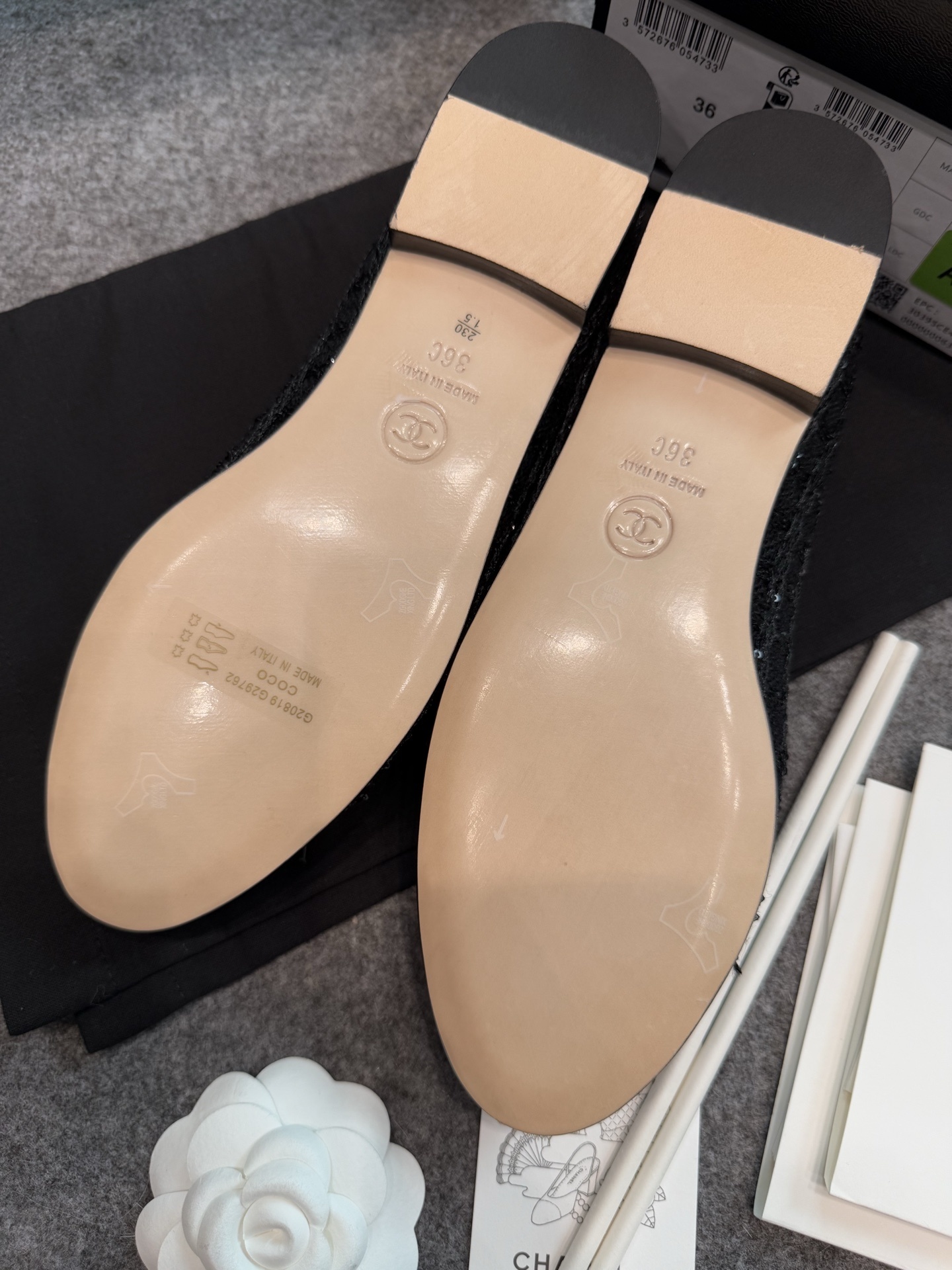 Top view of Chanel black tweed ballet flats with sequins and CC logo toe cap on a luxury display - Hình 7