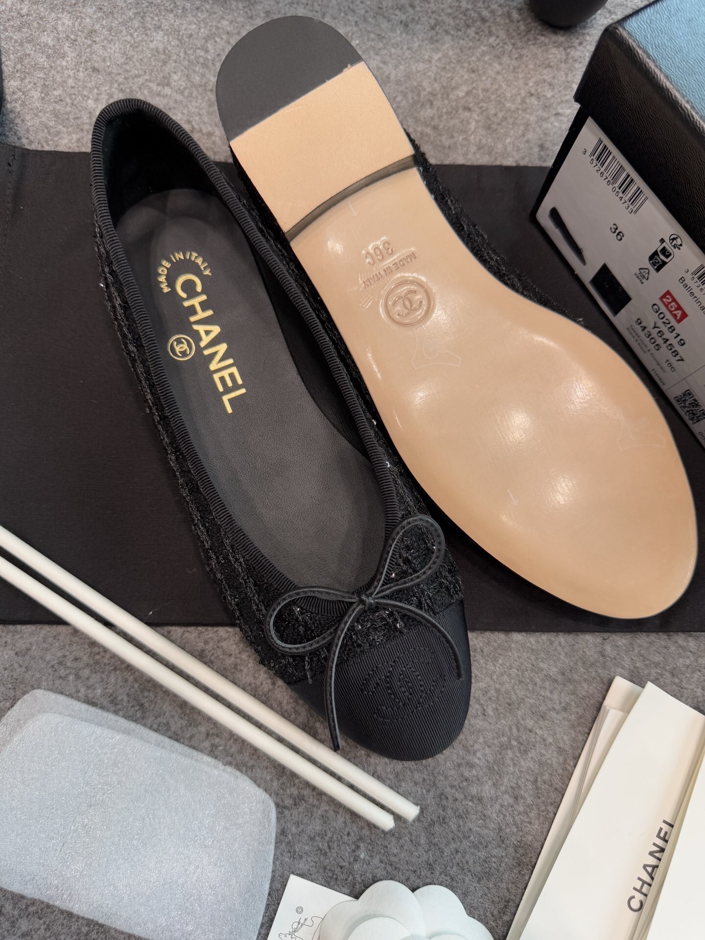 Top view of Chanel black tweed ballet flats with sequins and CC logo toe cap on a luxury display - Hình 3