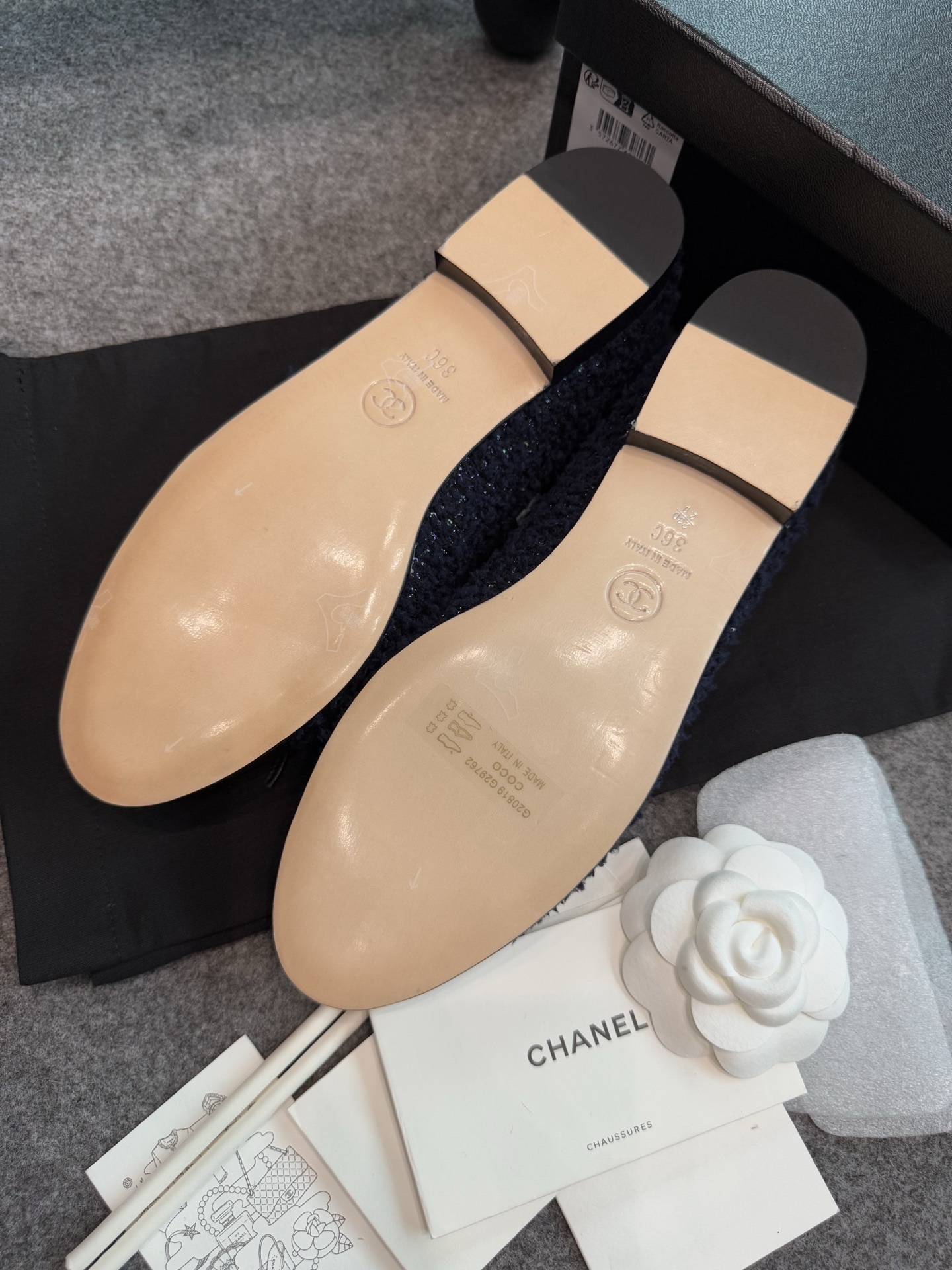 A pair of Chanel dark blue tweed ballet flats with black leather toe caps and CC logo, shown with original box and packaging. - Hình 8