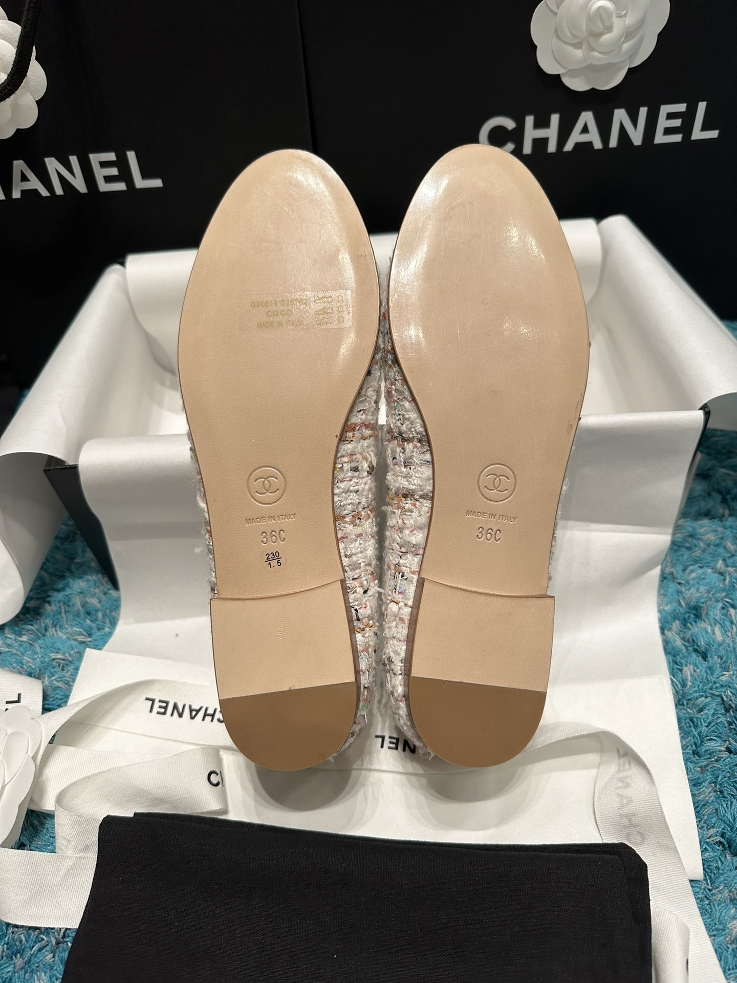 Pair of Chanel multicolor tweed ballet flats with cream leather toe caps and CC logo in original packaging. - Hình 5