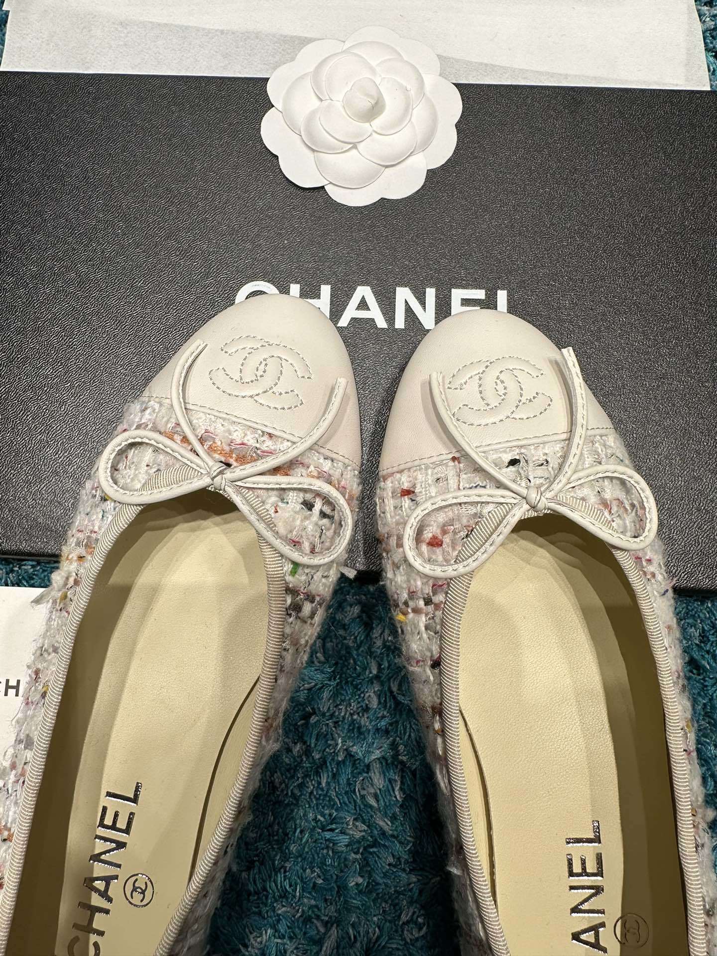 Pair of Chanel multicolor tweed ballet flats with cream leather toe caps and CC logo in original packaging. - Hình 3