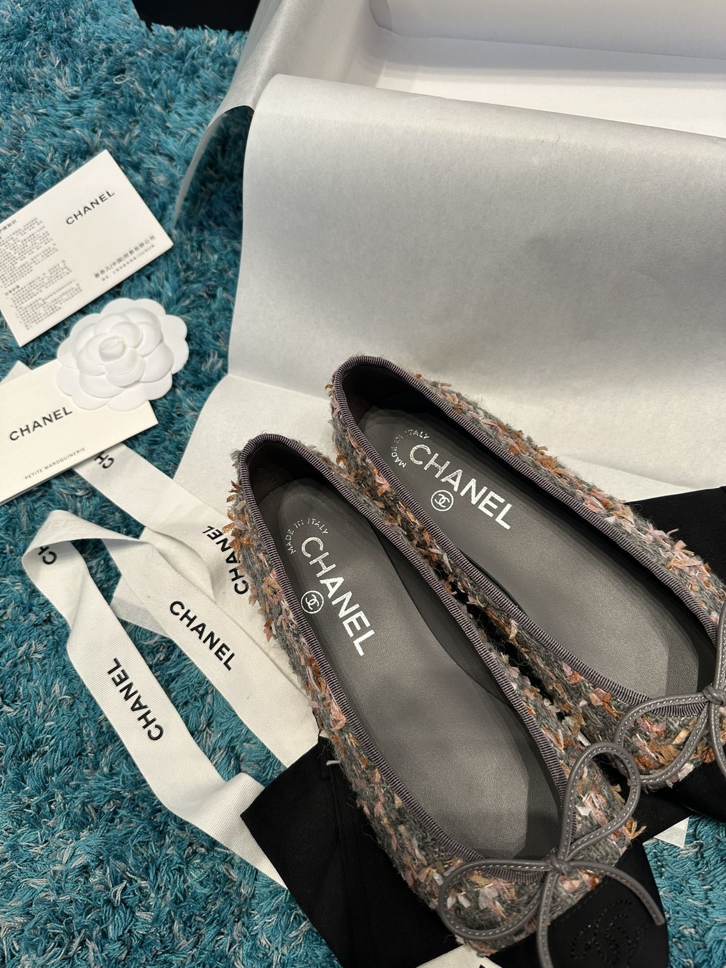 Chanel multi-color tweed ballet flats with black grosgrain cap toe and bow detail in a luxury gift box - Hình 6