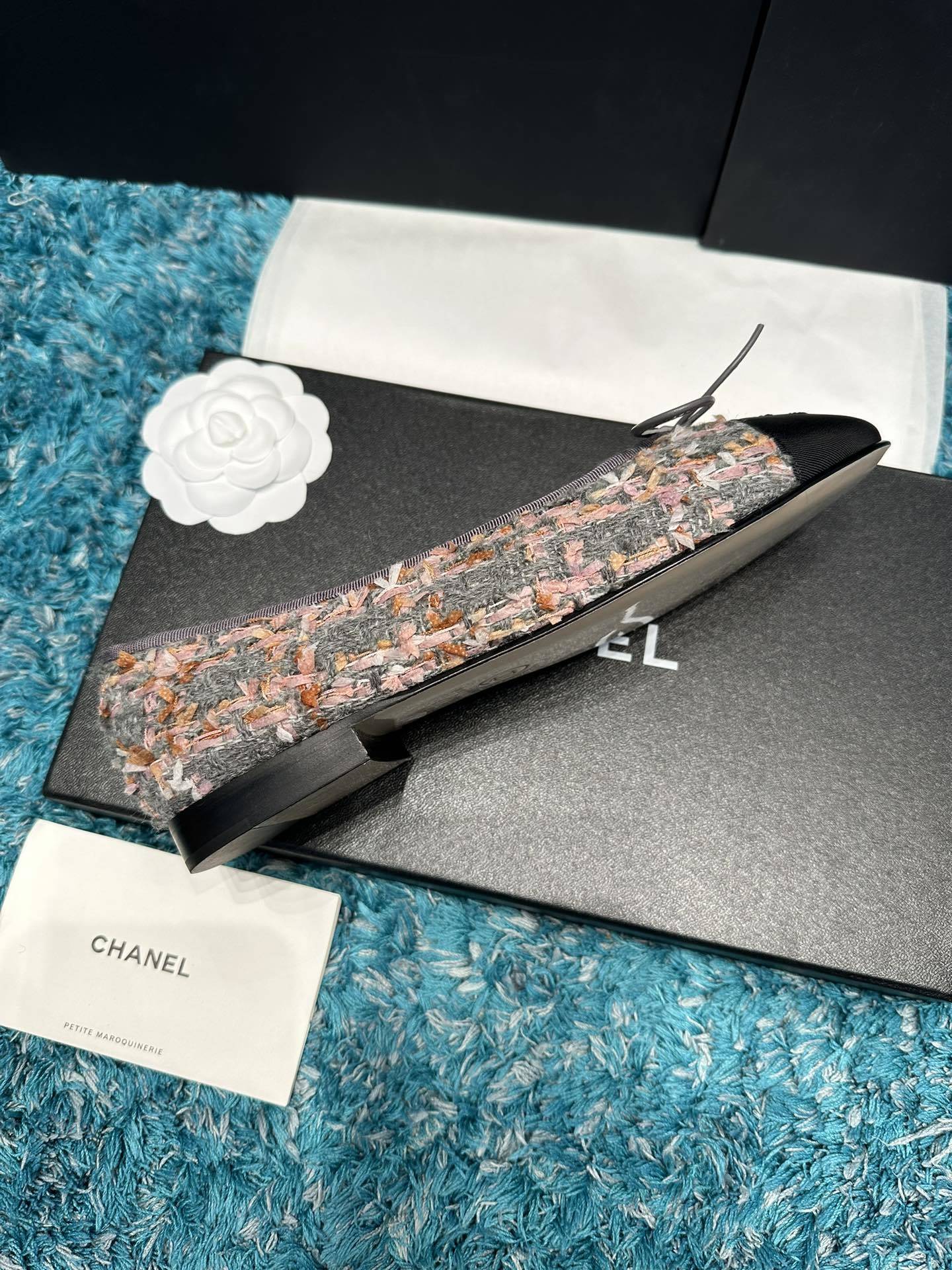 Chanel multi-color tweed ballet flats with black grosgrain cap toe and bow detail in a luxury gift box - Hình 4
