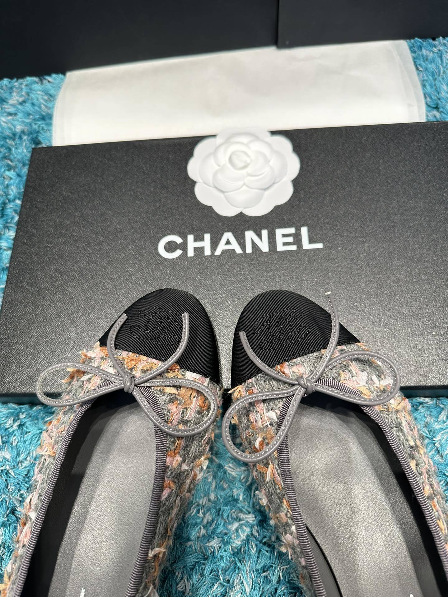 Chanel multi-color tweed ballet flats with black grosgrain cap toe and bow detail in a luxury gift box - Hình 3