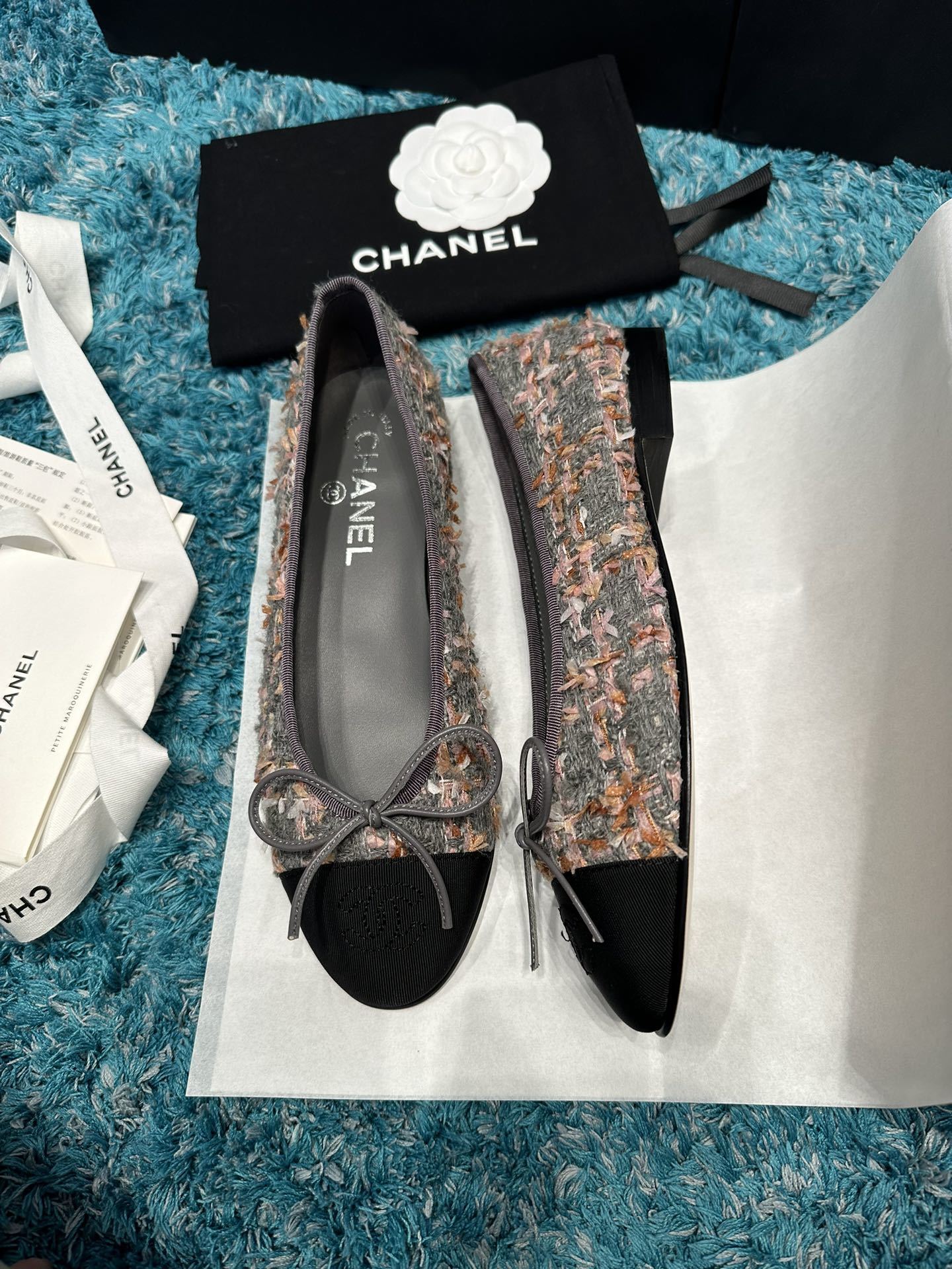 Chanel multi-color tweed ballet flats with black grosgrain cap toe and bow detail in a luxury gift box - Hình 2