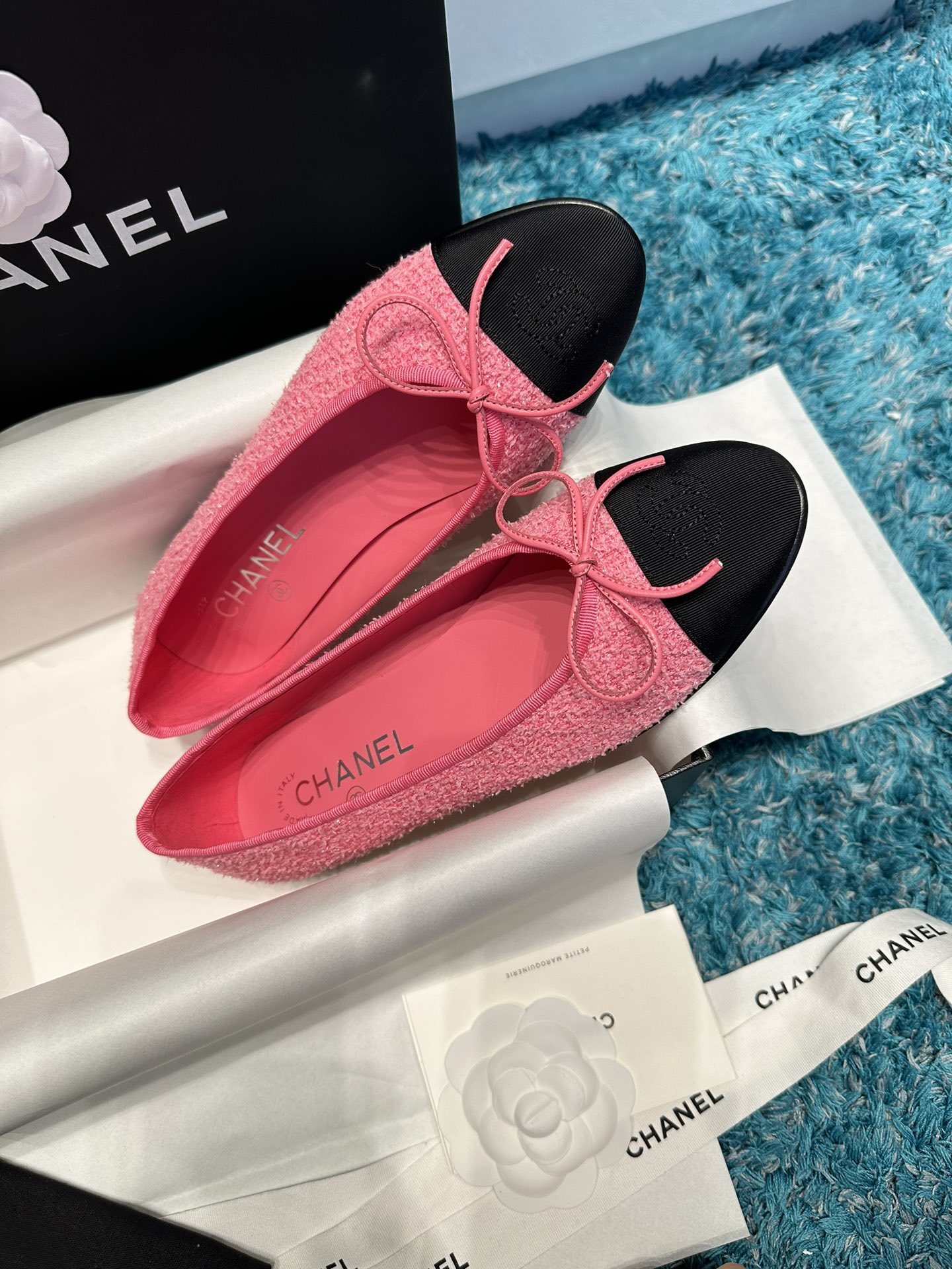 Pair of Chanel pink tweed ballerina flats with black cap toes and bow detail in original packaging - Hình 5