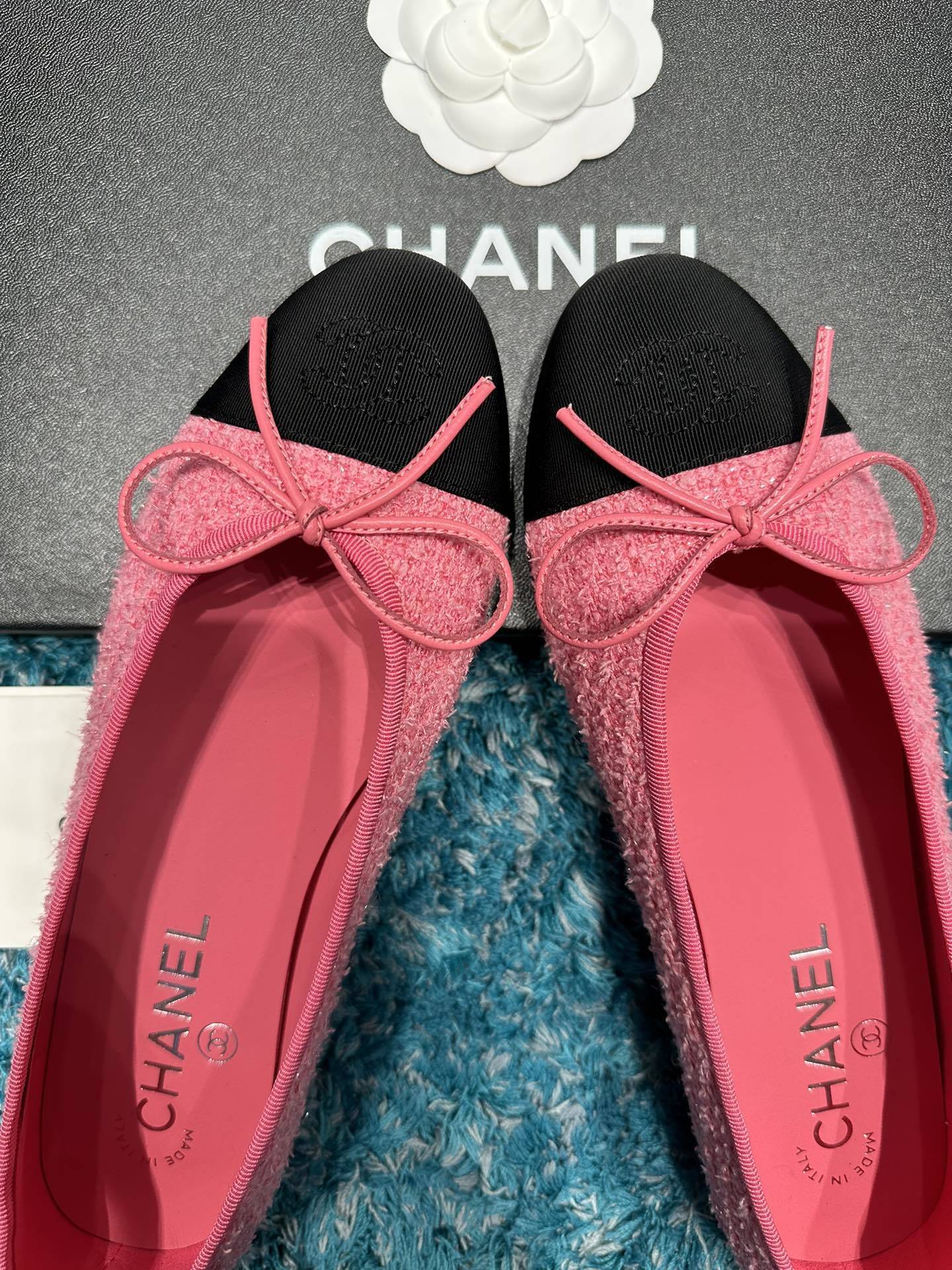Pair of Chanel pink tweed ballerina flats with black cap toes and bow detail in original packaging - Hình 3