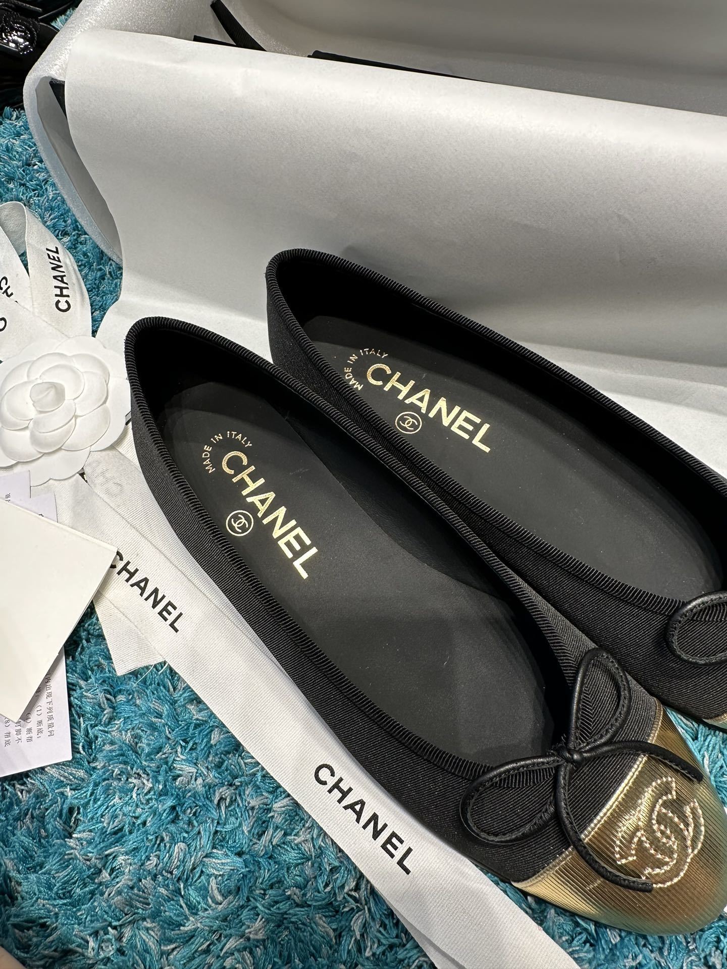 Chanel black grosgrain ballet flats with metallic gold cap toe and embossed CC logo - Hình 8