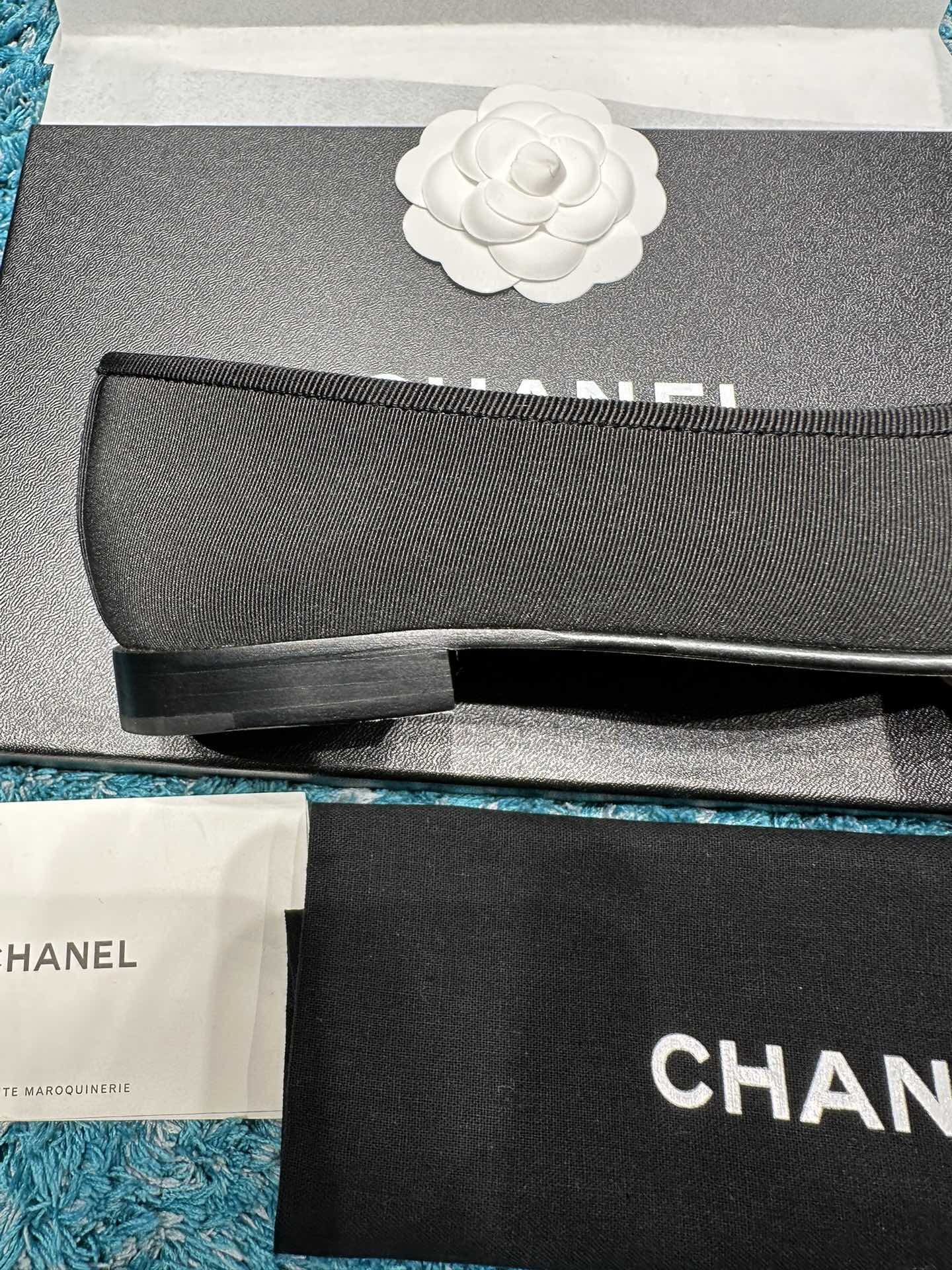 Chanel black grosgrain ballet flats with metallic gold cap toe and embossed CC logo - Hình 7