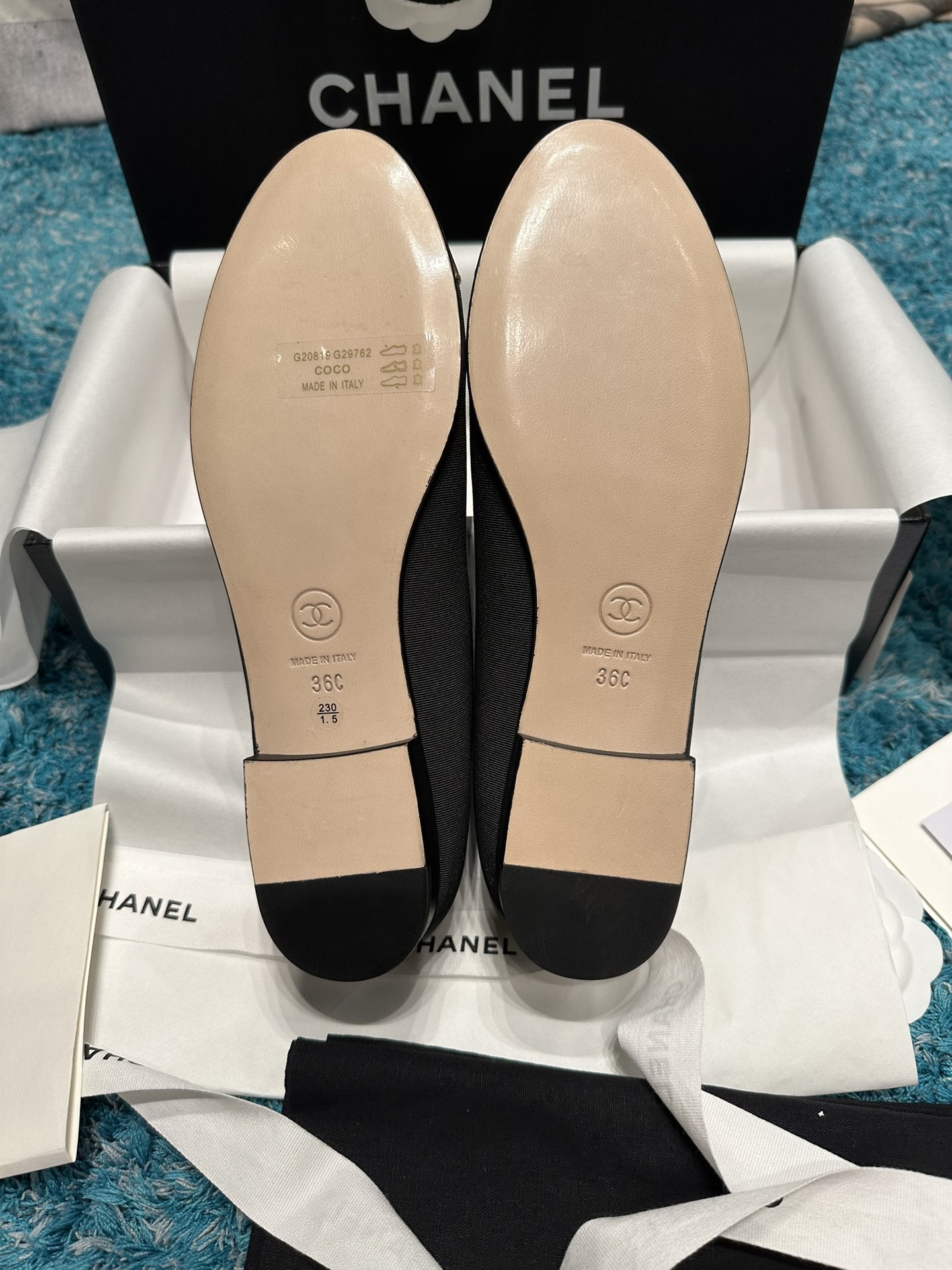 Chanel black grosgrain ballet flats with metallic gold cap toe and embossed CC logo - Hình 5