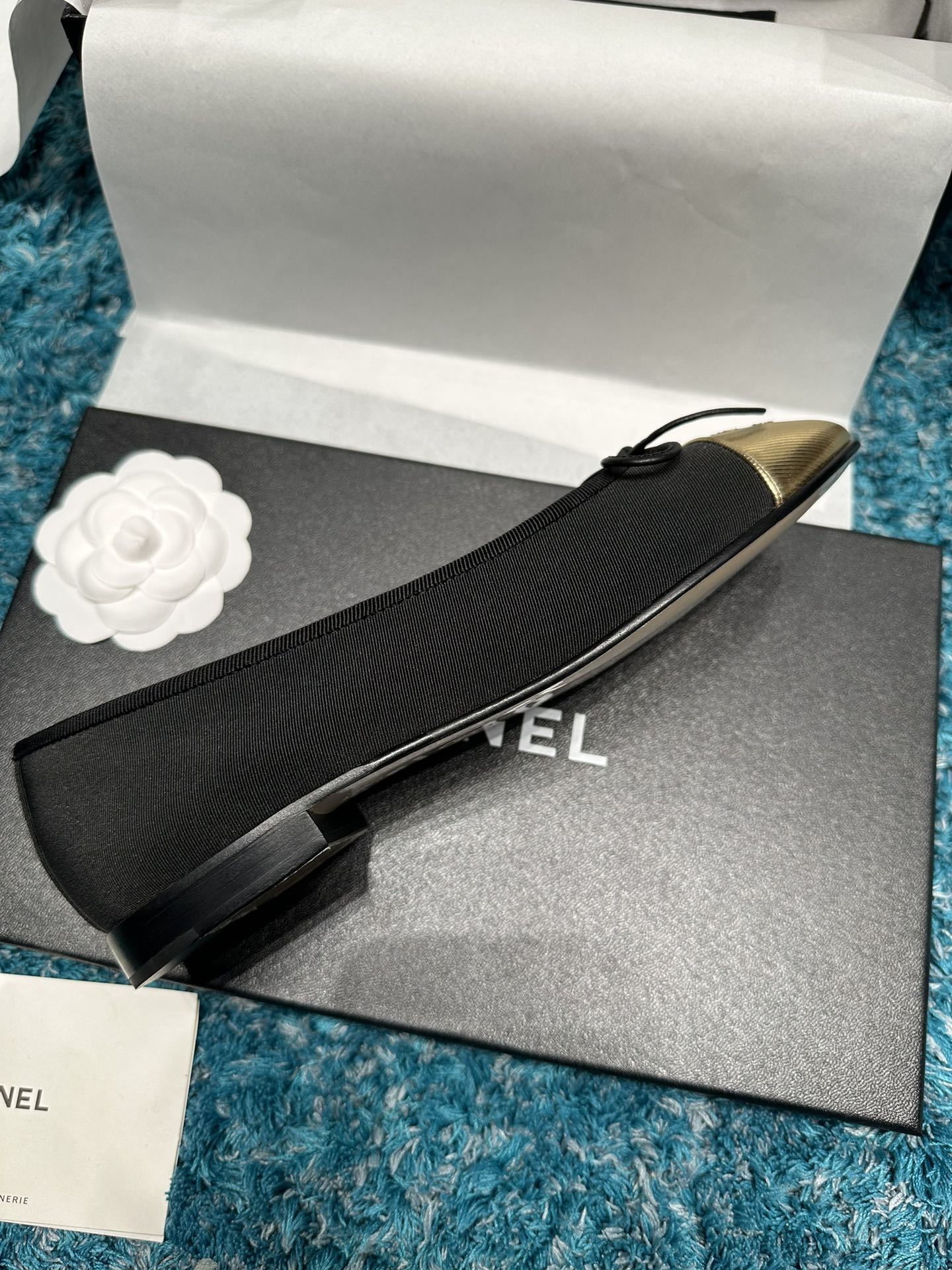 Chanel black grosgrain ballet flats with metallic gold cap toe and embossed CC logo - Hình 4
