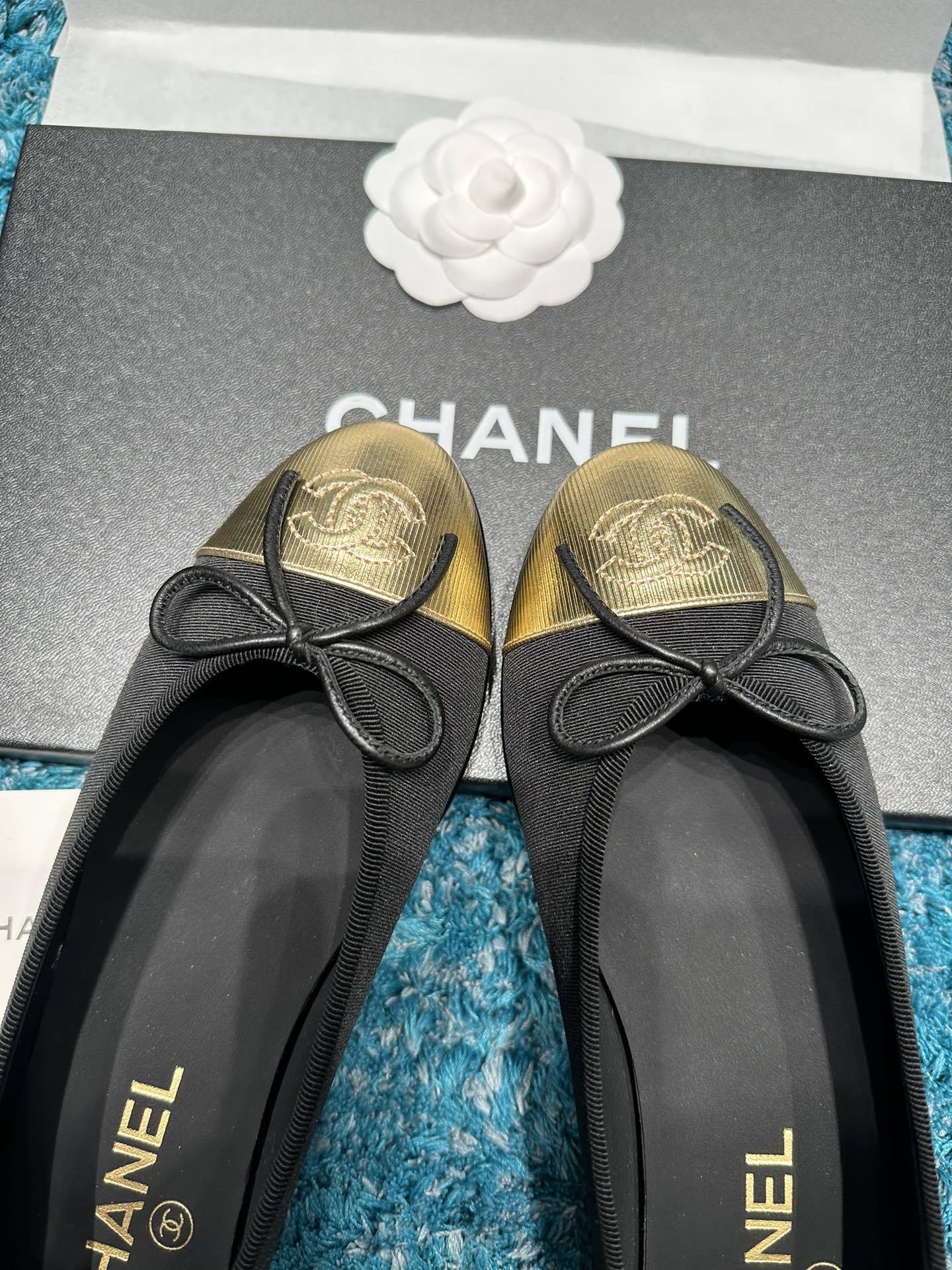 Chanel black grosgrain ballet flats with metallic gold cap toe and embossed CC logo - Hình 3
