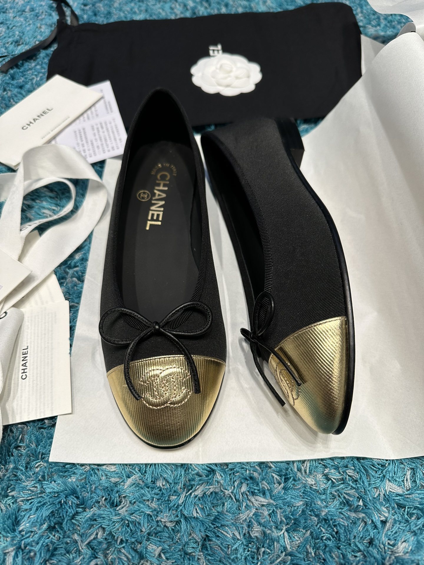 Chanel black grosgrain ballet flats with metallic gold cap toe and embossed CC logo - Hình 2