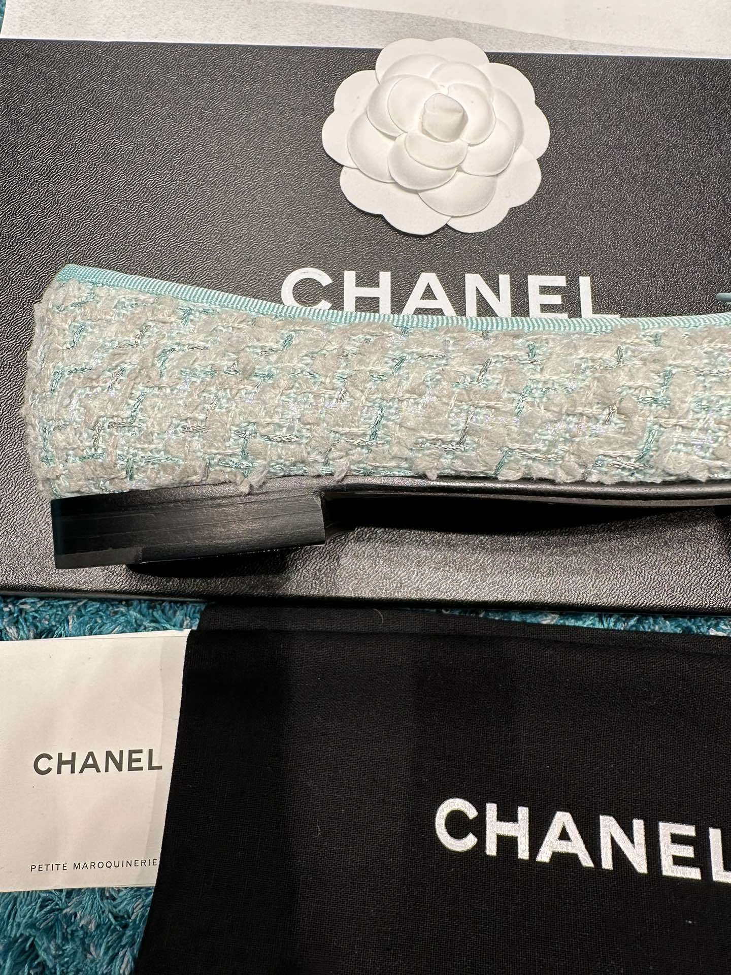 Luxury Chanel ballet flats featuring light blue tweed fabric, black grosgrain cap-toes with CC logo, and a delicate bow detail. - Hình 6