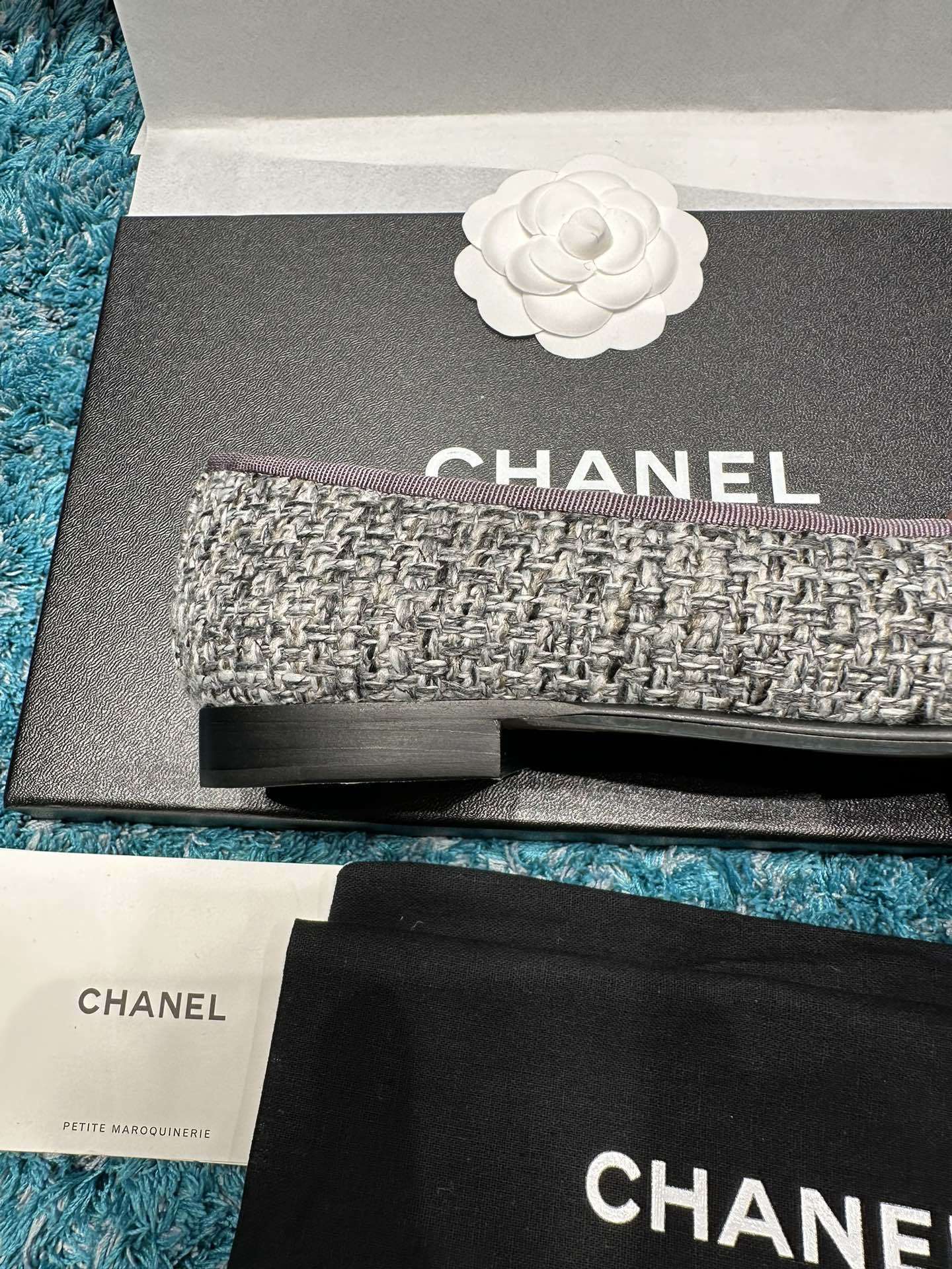 Top view of Chanel grey tweed ballet flats with grey leather toe caps featuring the CC logo and decorative bows in a Chanel box. - Hình 7