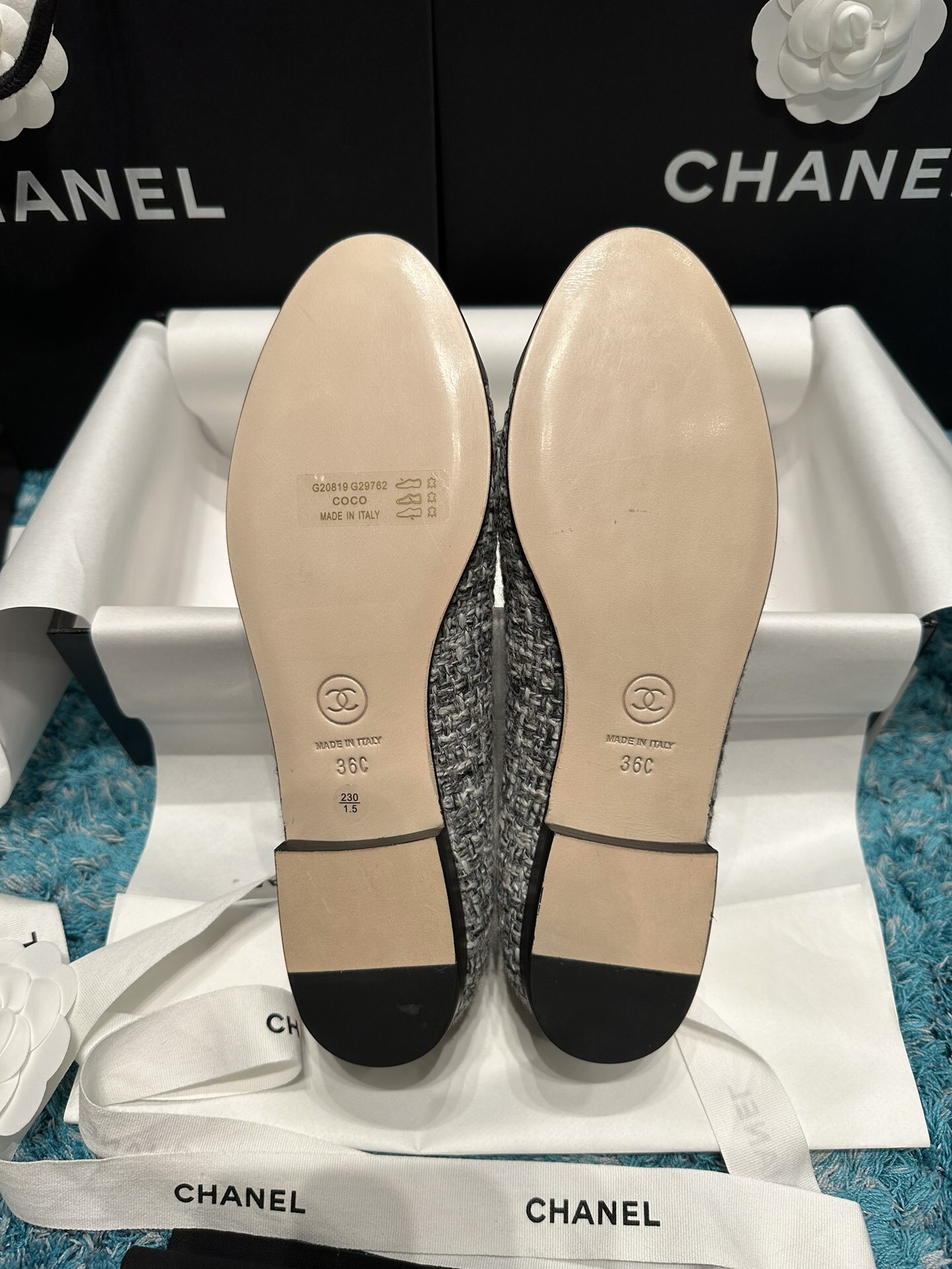 Top view of Chanel grey tweed ballet flats with grey leather toe caps featuring the CC logo and decorative bows in a Chanel box. - Hình 5