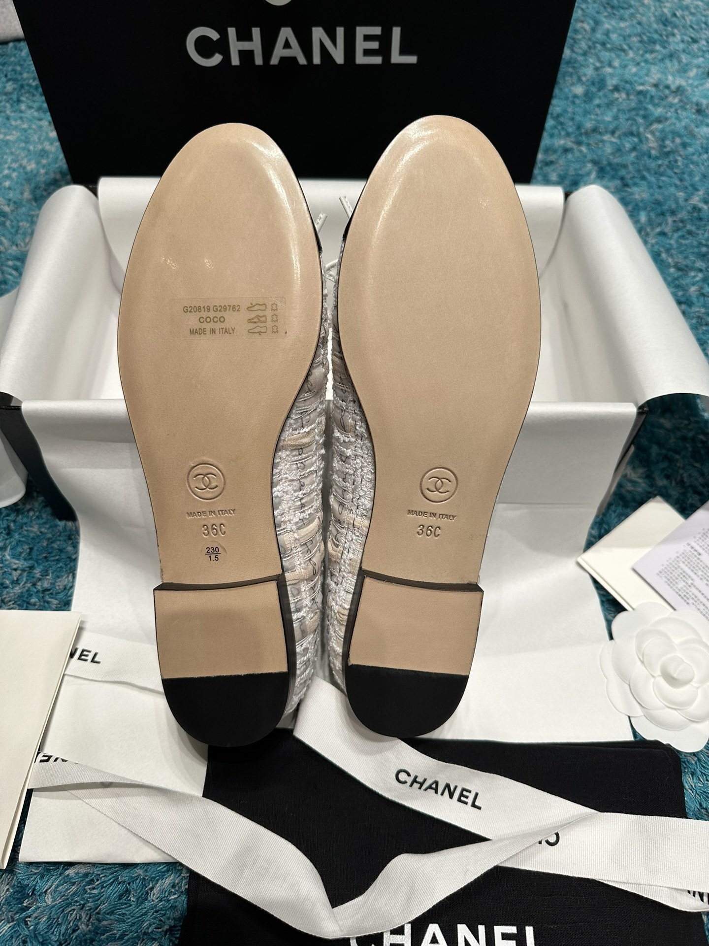 Luxury Chanel tweed ballet flats with black leather toe caps and signature embossed CC logo - Hình 6