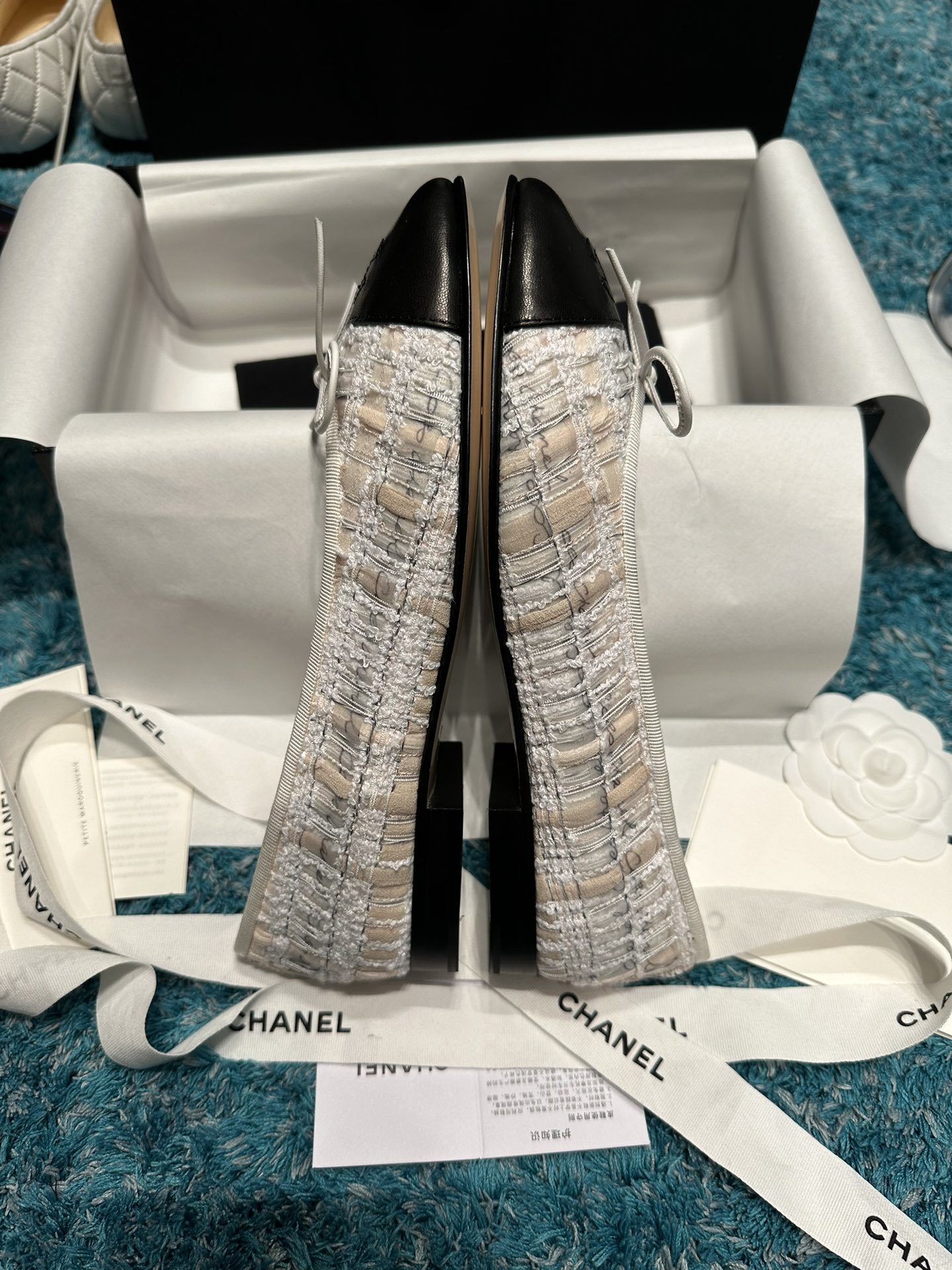 Luxury Chanel tweed ballet flats with black leather toe caps and signature embossed CC logo - Hình 5