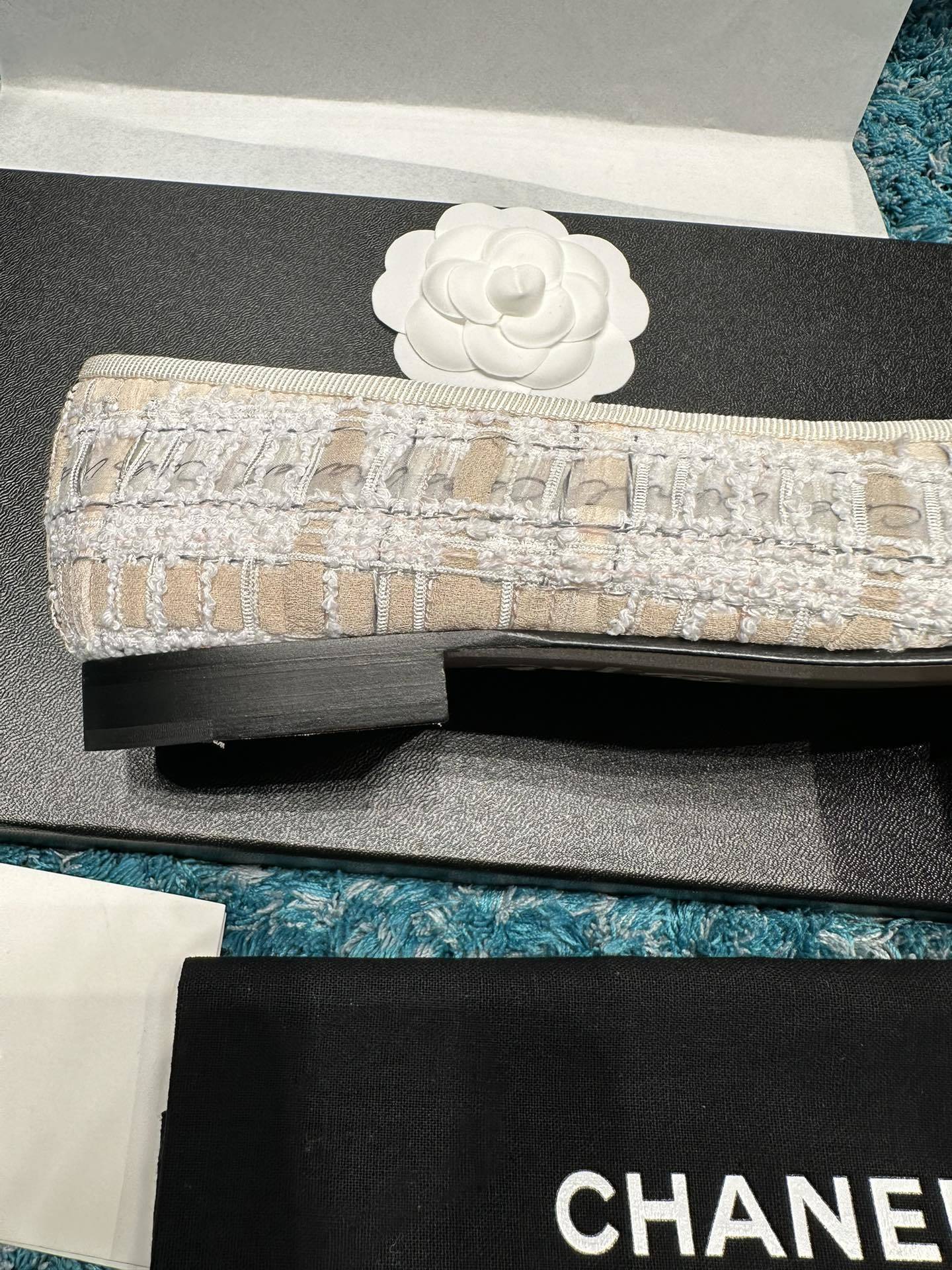 Luxury Chanel tweed ballet flats with black leather toe caps and signature embossed CC logo - Hình 4