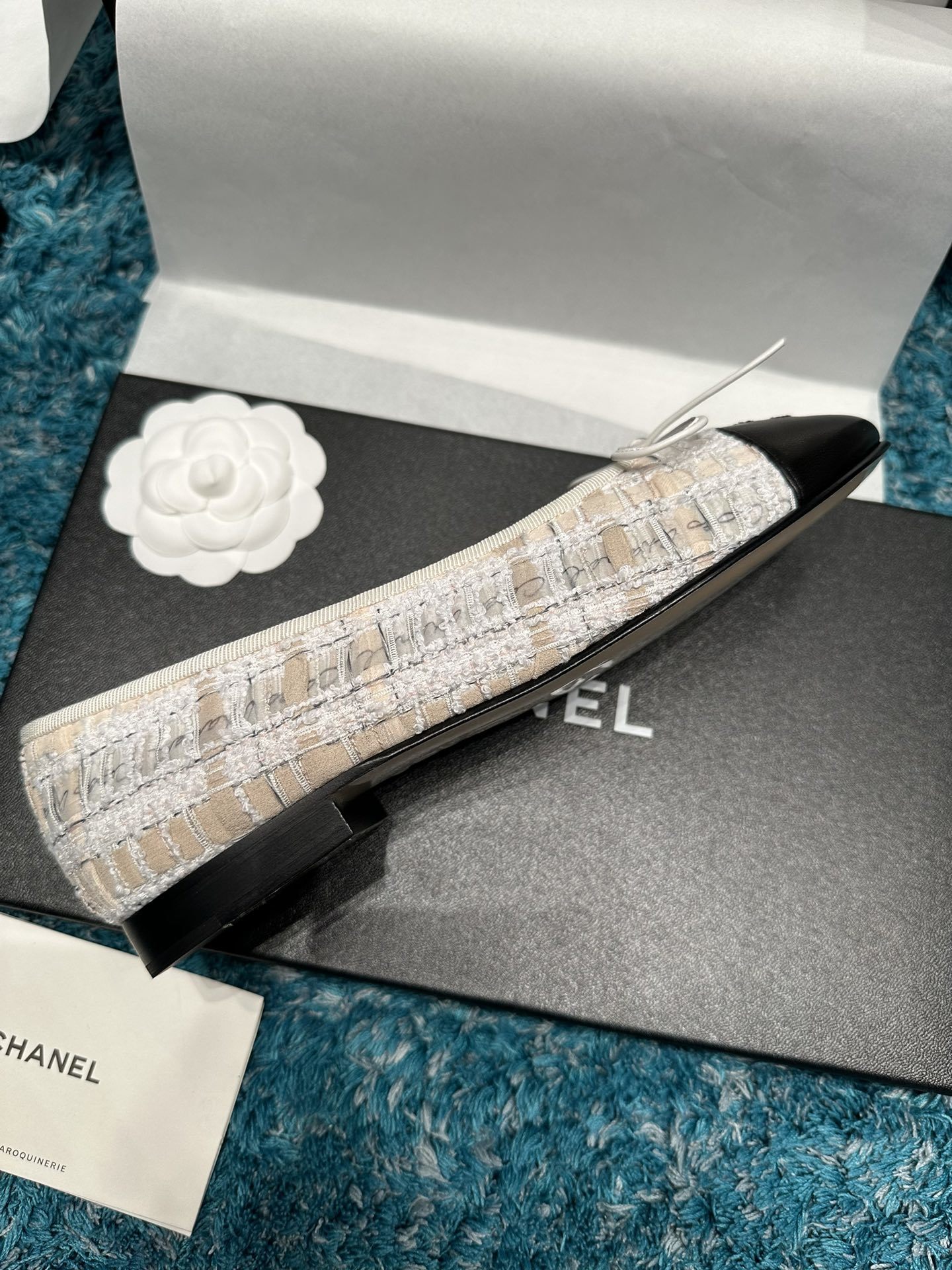 Luxury Chanel tweed ballet flats with black leather toe caps and signature embossed CC logo - Hình 3