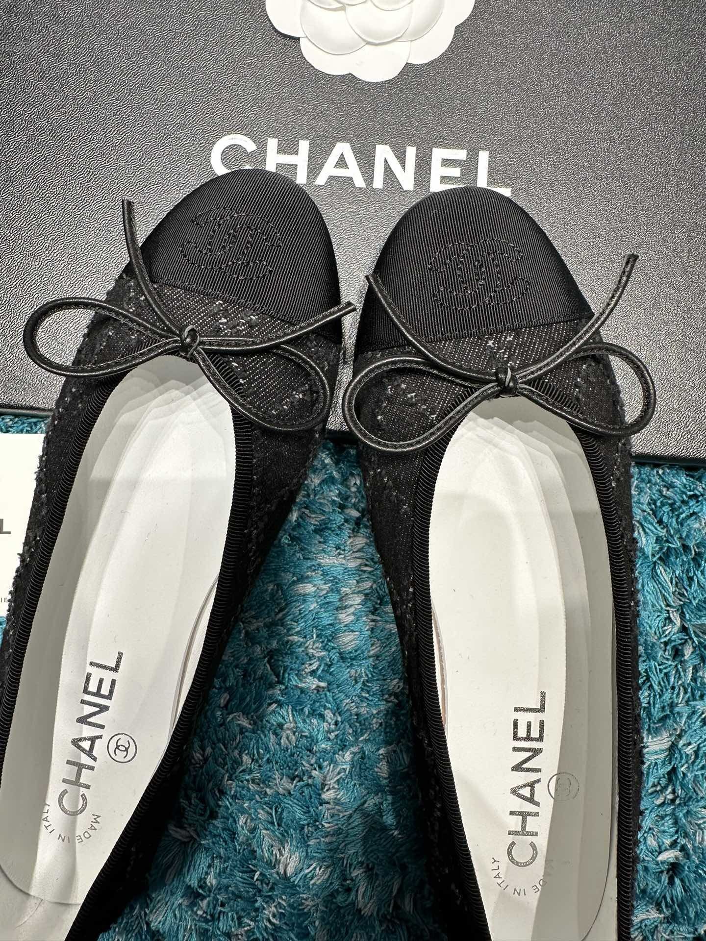 A pair of black Chanel tweed ballerina flats with grosgrain toe caps and CC logo embroidery, shown with original luxury packaging. - Hình 7