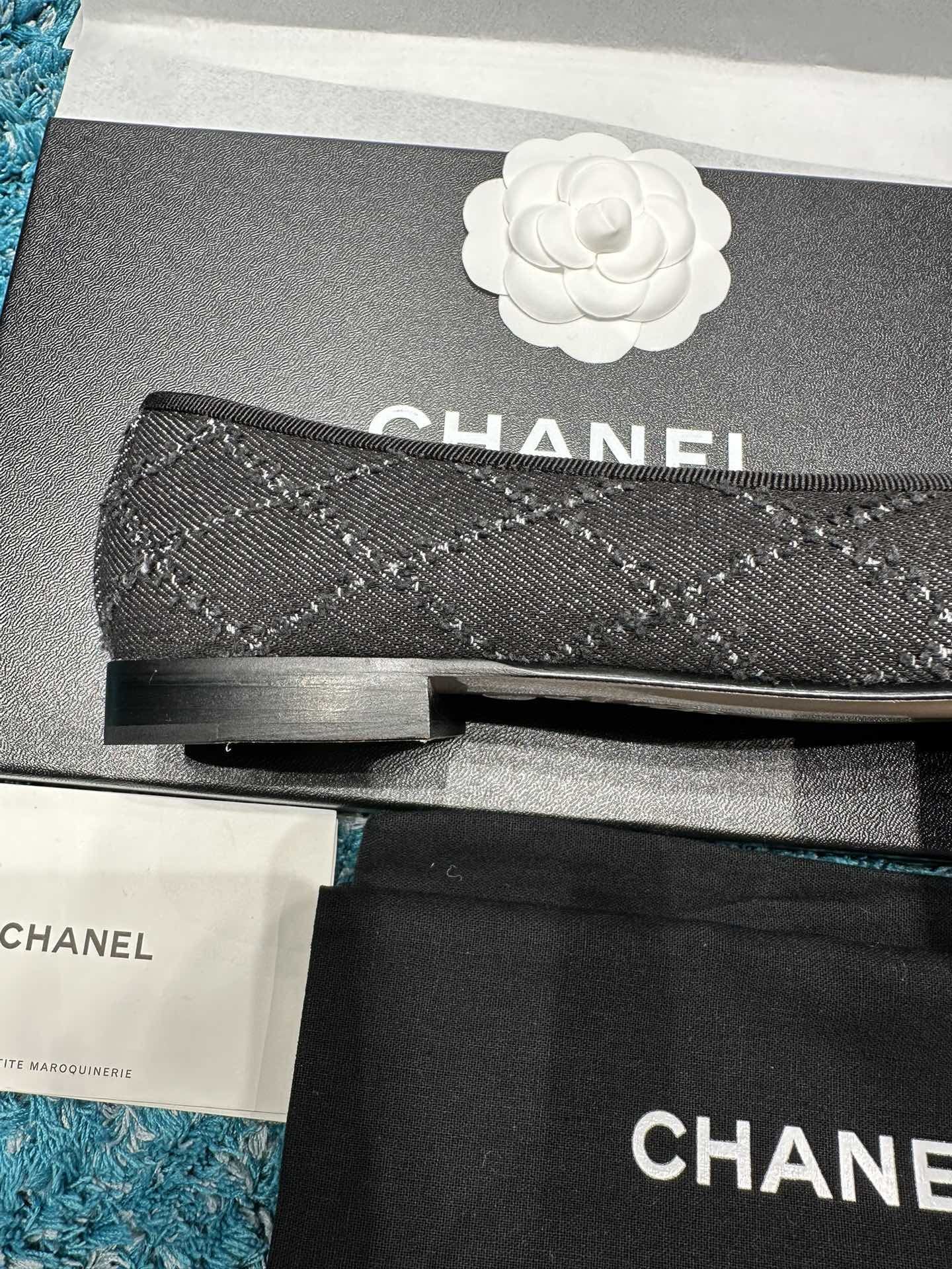 A pair of black Chanel tweed ballerina flats with grosgrain toe caps and CC logo embroidery, shown with original luxury packaging. - Hình 6