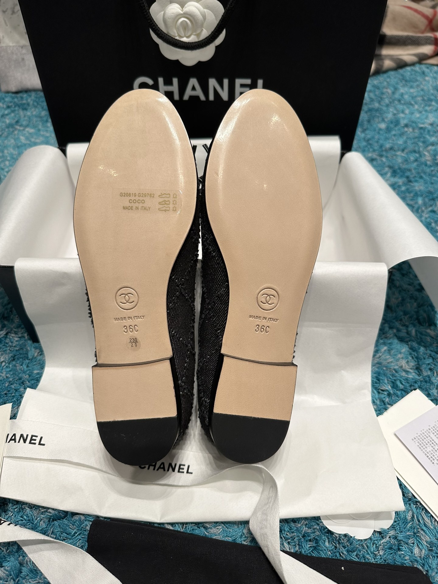 A pair of black Chanel tweed ballerina flats with grosgrain toe caps and CC logo embroidery, shown with original luxury packaging. - Hình 5