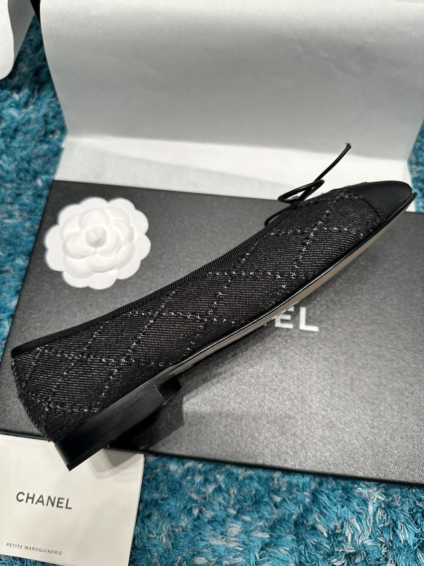 A pair of black Chanel tweed ballerina flats with grosgrain toe caps and CC logo embroidery, shown with original luxury packaging. - Hình 4