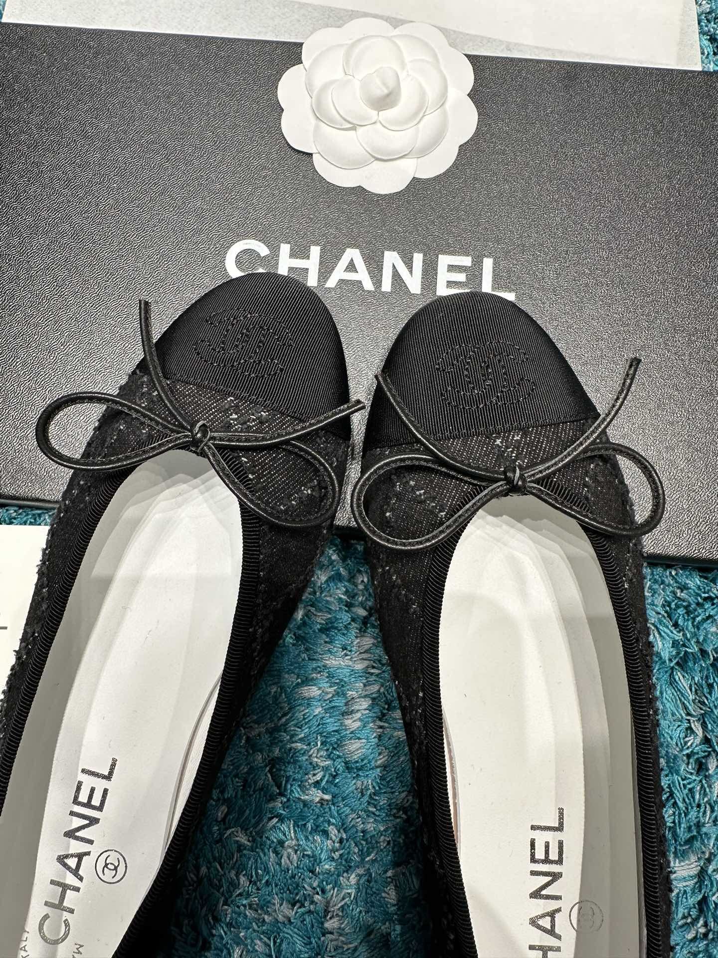 A pair of black Chanel tweed ballerina flats with grosgrain toe caps and CC logo embroidery, shown with original luxury packaging. - Hình 3