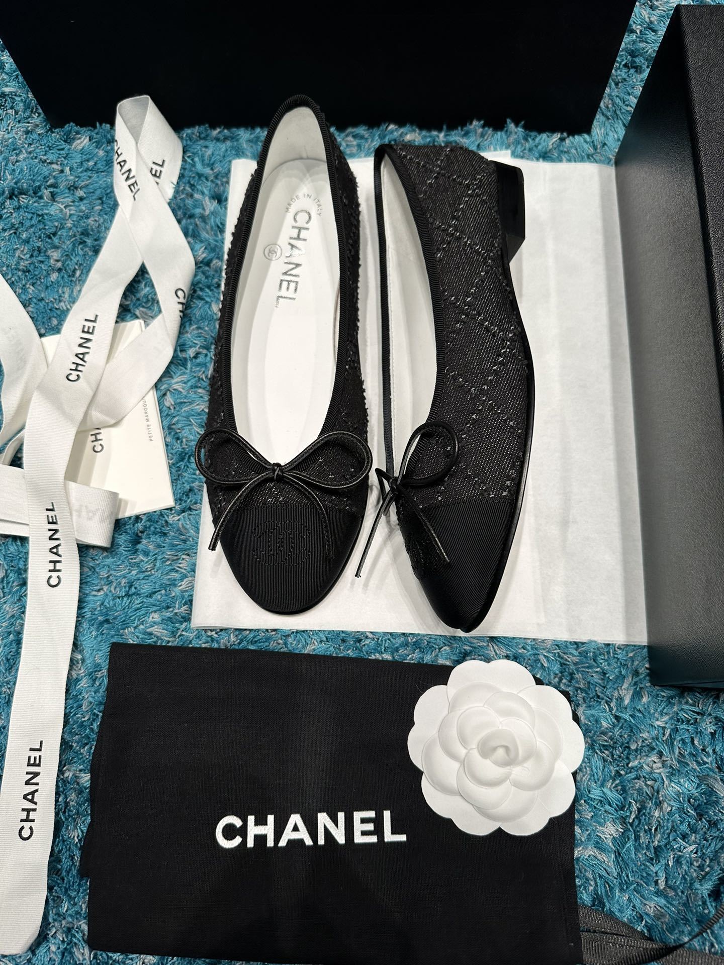A pair of black Chanel tweed ballerina flats with grosgrain toe caps and CC logo embroidery, shown with original luxury packaging. - Hình 2
