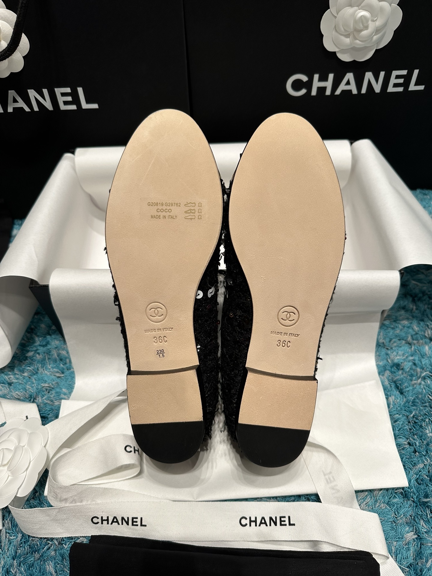 Pair of Chanel black tweed ballet flats with colorful sequins and gold metallic toe caps featuring the CC logo in a branded box - Hình 9