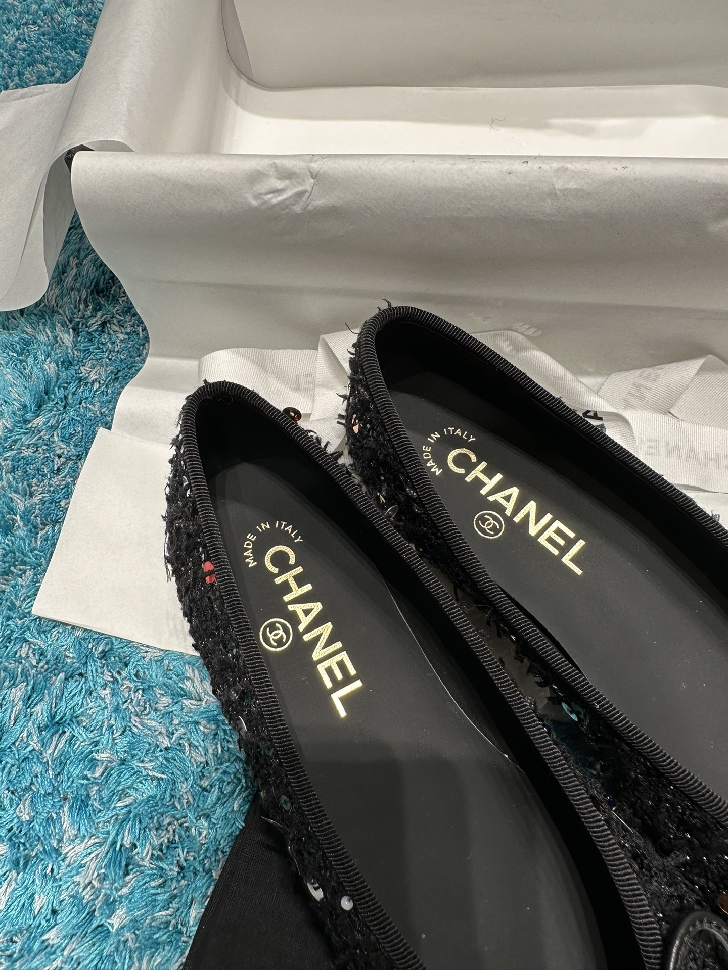 Pair of Chanel black tweed ballet flats with colorful sequins and gold metallic toe caps featuring the CC logo in a branded box - Hình 5