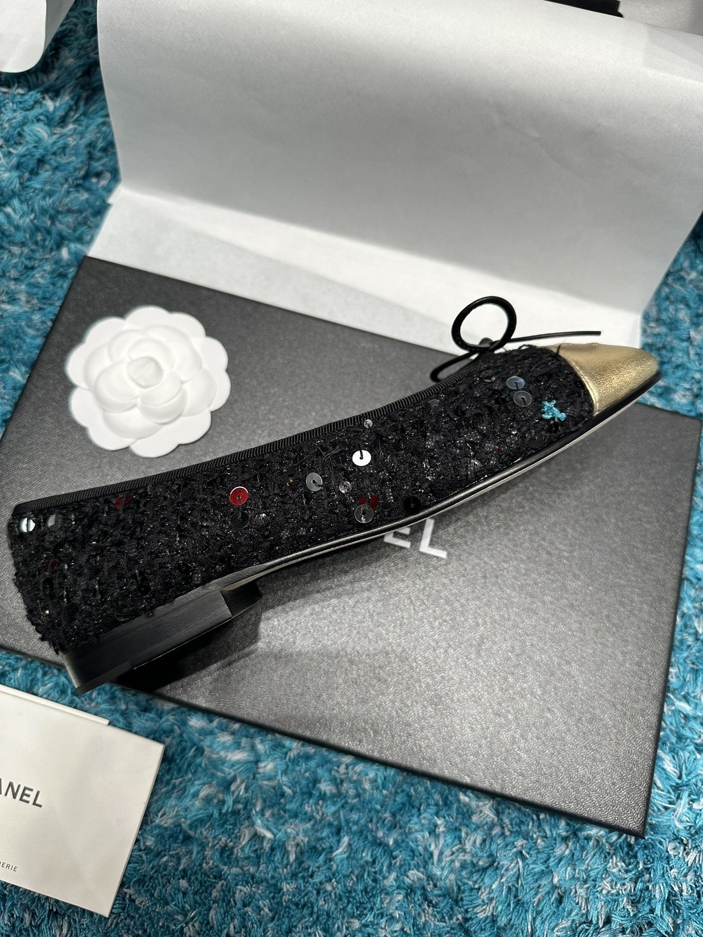 Pair of Chanel black tweed ballet flats with colorful sequins and gold metallic toe caps featuring the CC logo in a branded box - Hình 4