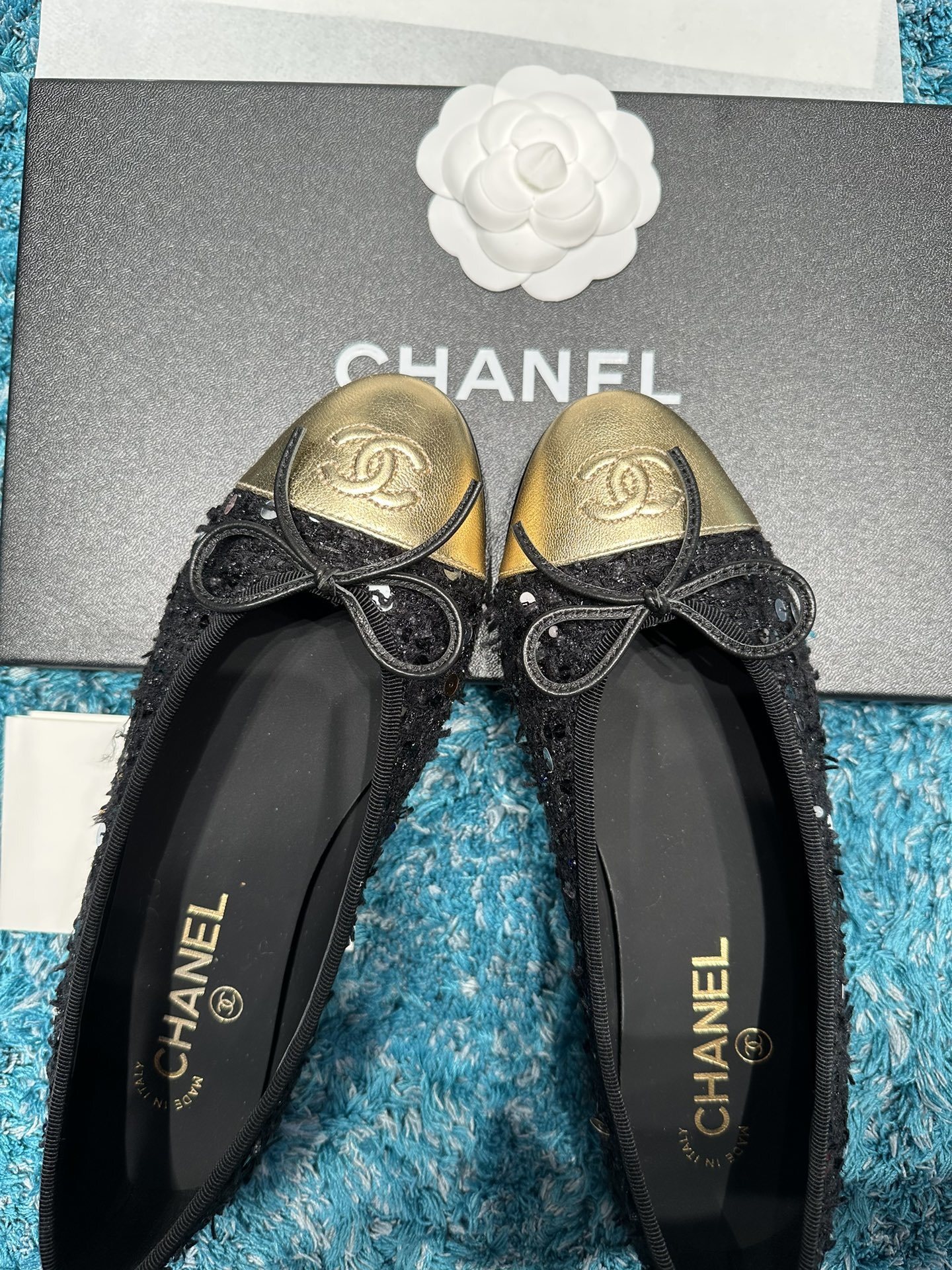 Pair of Chanel black tweed ballet flats with colorful sequins and gold metallic toe caps featuring the CC logo in a branded box - Hình 3