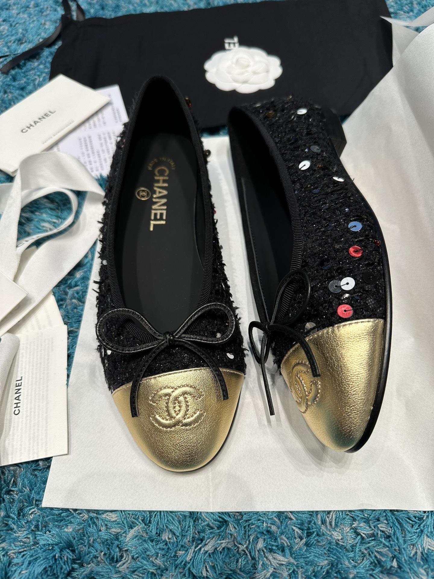 Pair of Chanel black tweed ballet flats with colorful sequins and gold metallic toe caps featuring the CC logo in a branded box - Hình 2