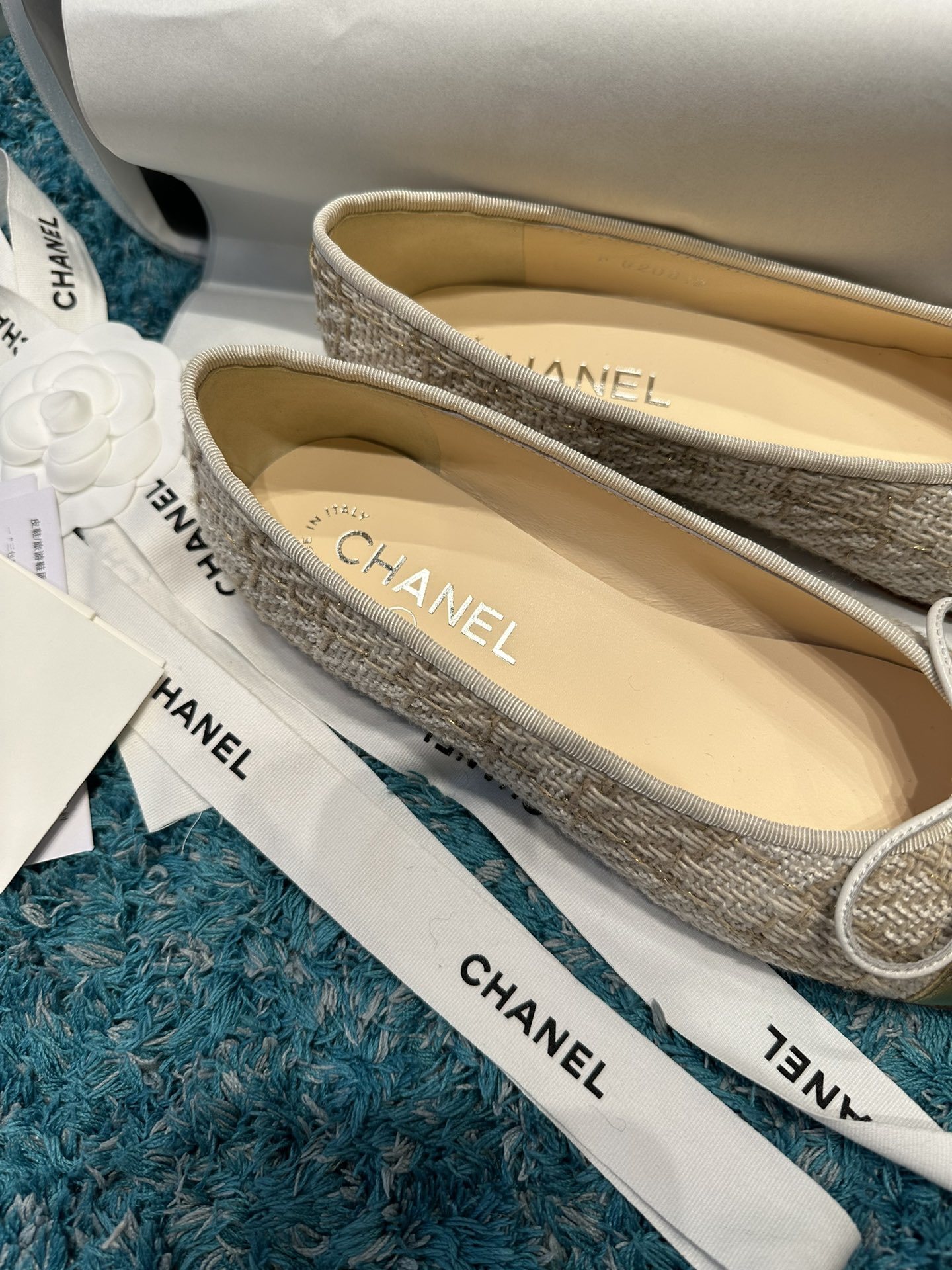 A pair of Chanel ballerina flats in beige tweed with metallic gold leather toe caps and CC logo, presented in a luxury box. - Hình 9