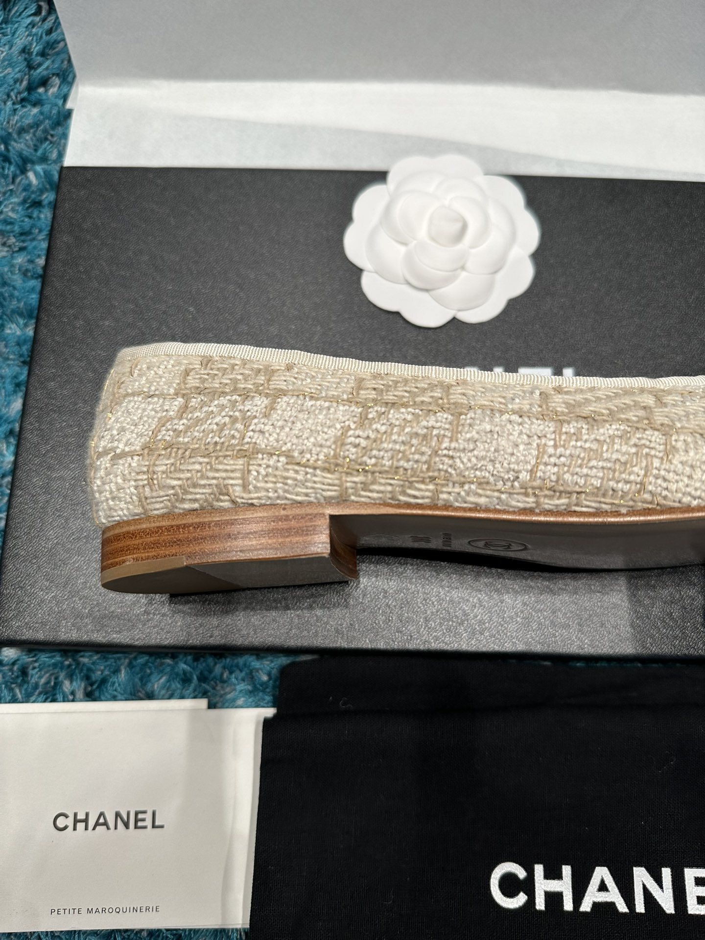 A pair of Chanel ballerina flats in beige tweed with metallic gold leather toe caps and CC logo, presented in a luxury box. - Hình 8